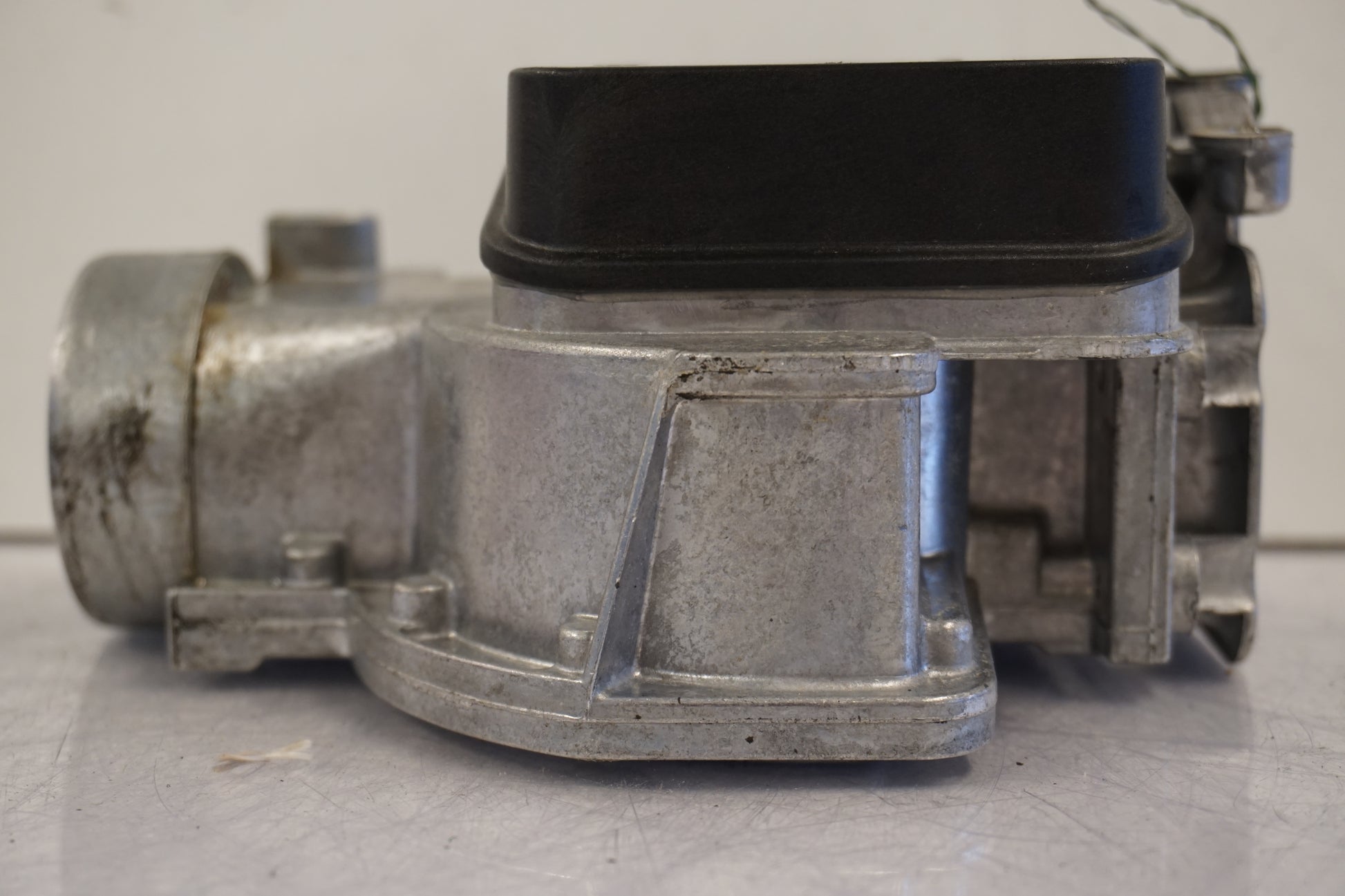 Snett nerifrån på Luftmassemätare från en BMW K 75 -1991 motorcykel.