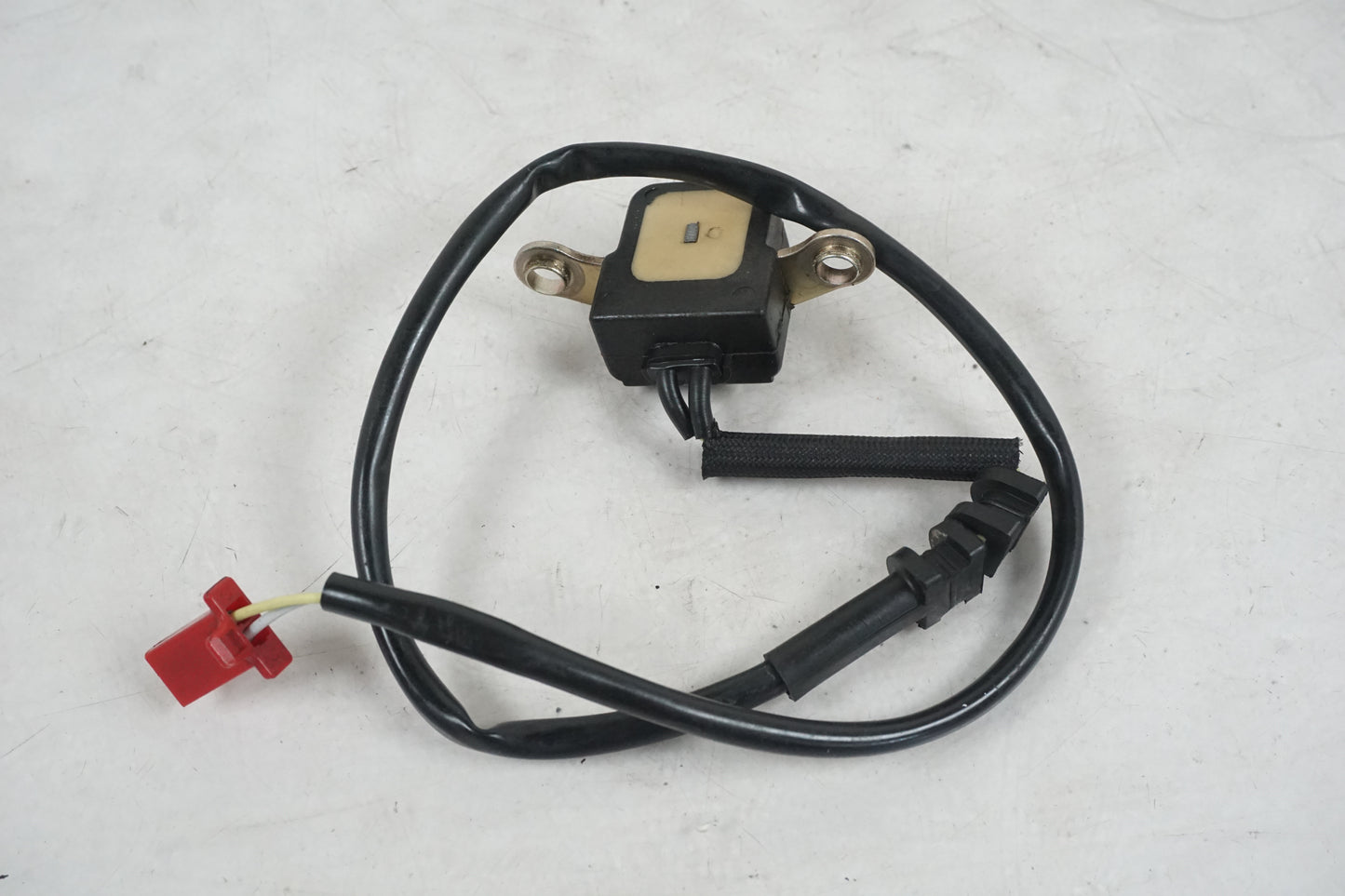 Vänster sida på Tändpickup från en Honda CB 900 F Hornet -2002 motorcykel.