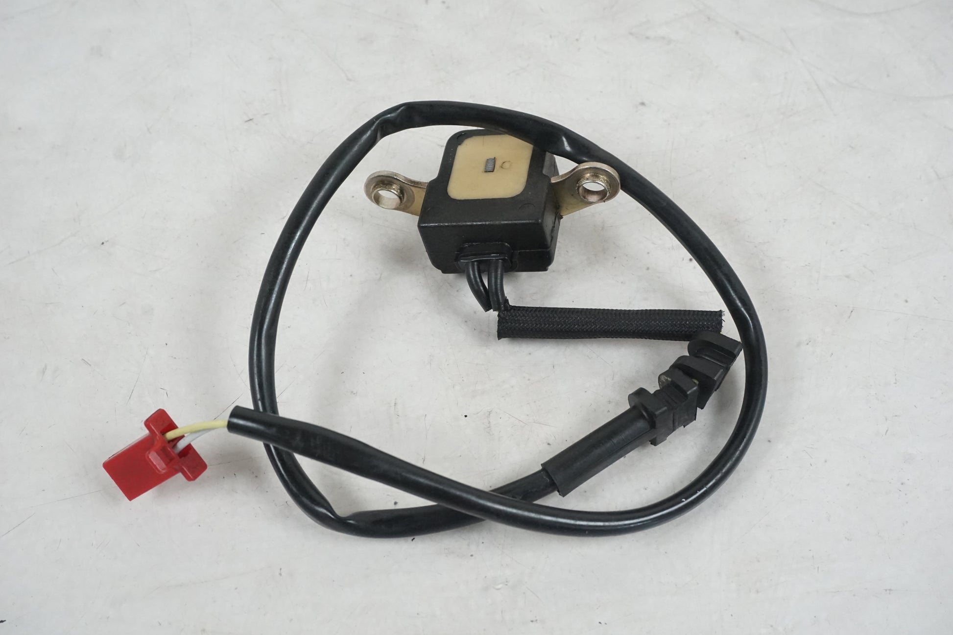 Vänster sida på Tändpickup från en Honda CB 900 F Hornet -2002 motorcykel.