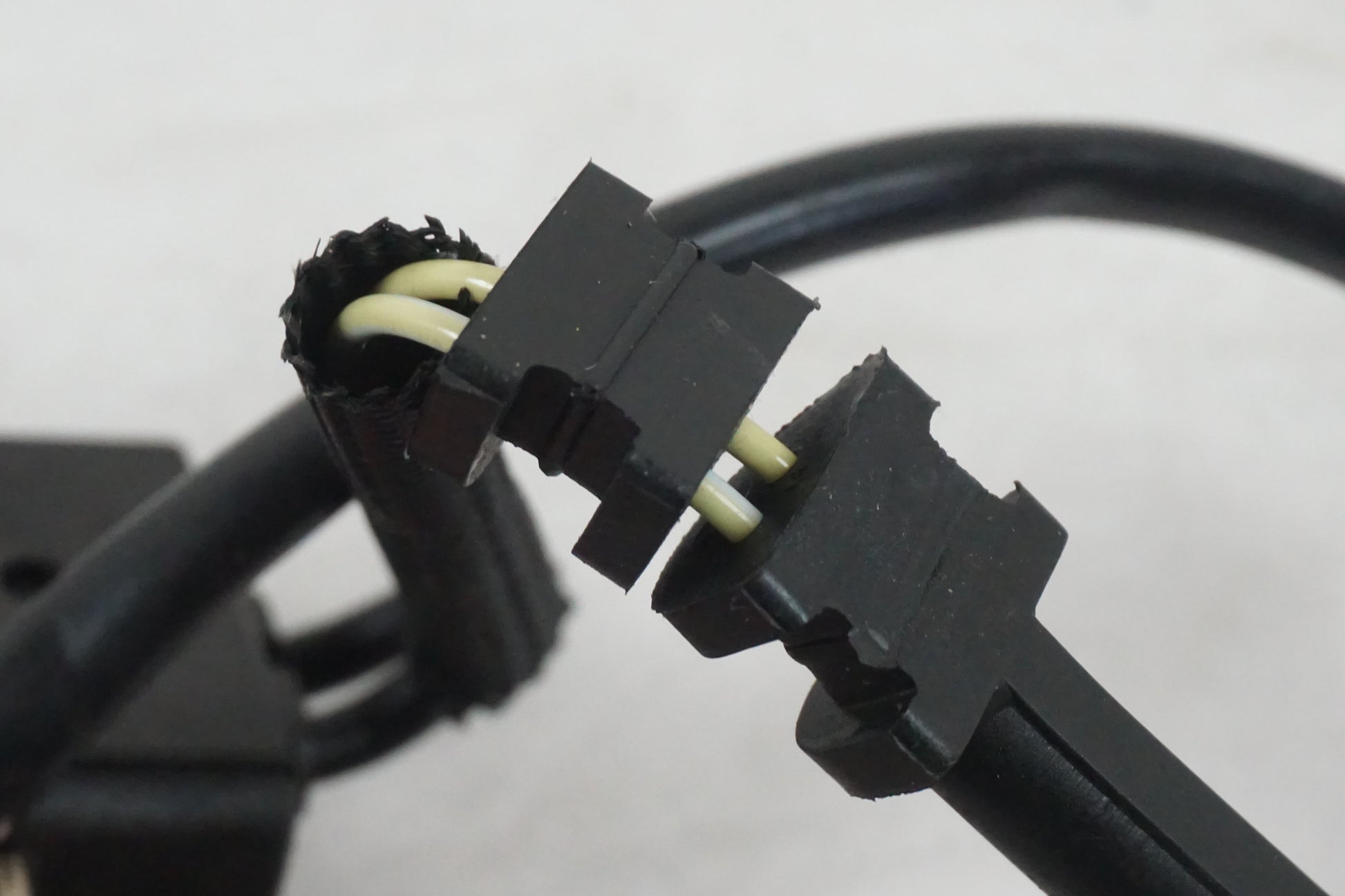 Snett nerifrån på Tändpickup från en Honda CB 900 F Hornet -2002 motorcykel.