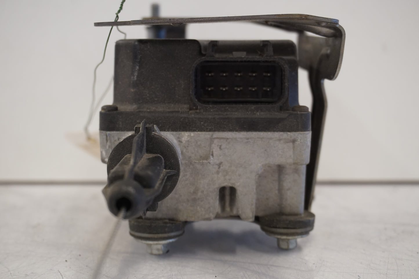 Höger sida på Farthållarservo från en BMW K 1300 GT -2009 motorcykel.