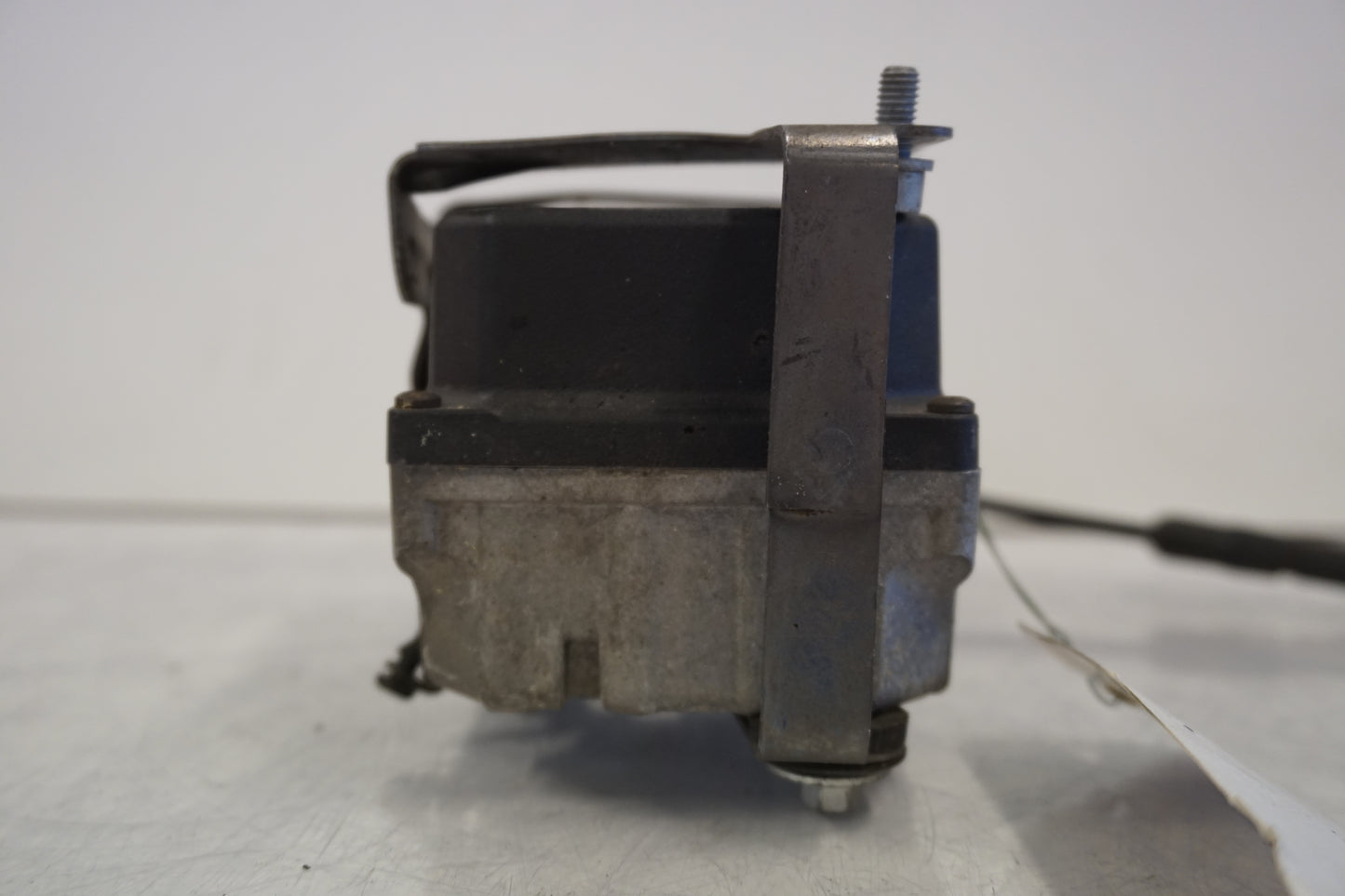 Snett nerifrån på Farthållarservo från en BMW K 1300 GT -2009 motorcykel.