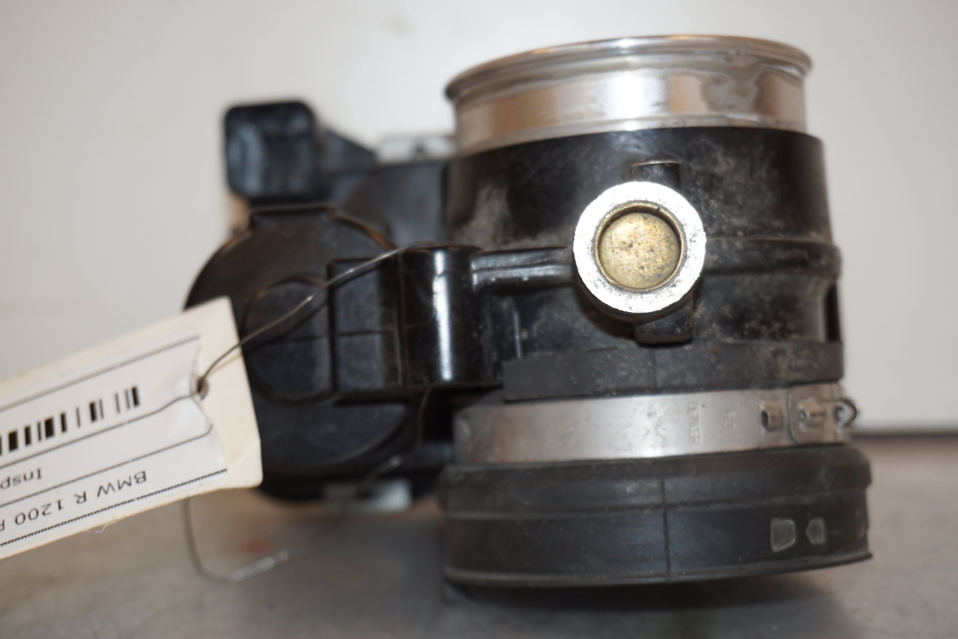 Snett nerifrån på Spjällhus från en BMW R 1200 RS -2015 motorcykel.