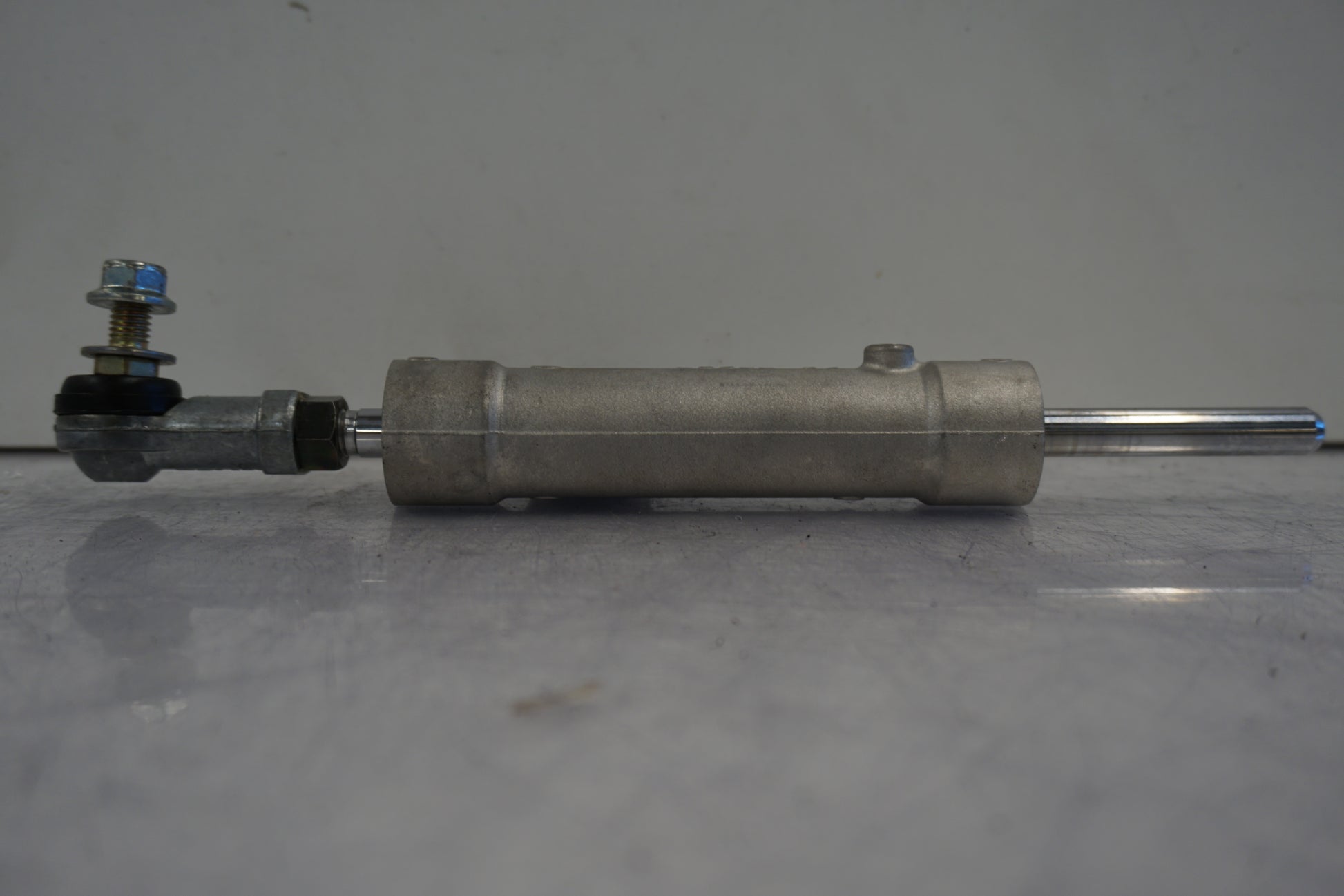 Baksidan på Styrdämpare från en Suzuki GSX-R 1000 -2002 motorcykel.