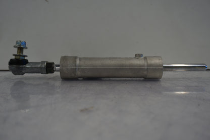 Baksidan på Styrdämpare från en Suzuki GSX-R 1000 -2002 motorcykel.