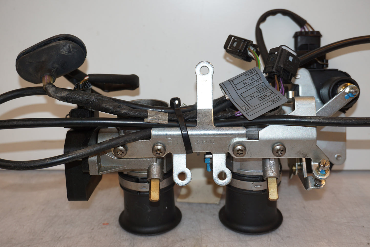 Vänster sida på Spjällhus från en BMW R 1200 C -2002 motorcykel.