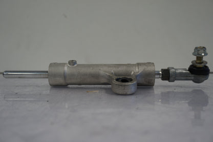 Vänster sida på Styrdämpare från en Suzuki GSX-R 1000 -2002 motorcykel.