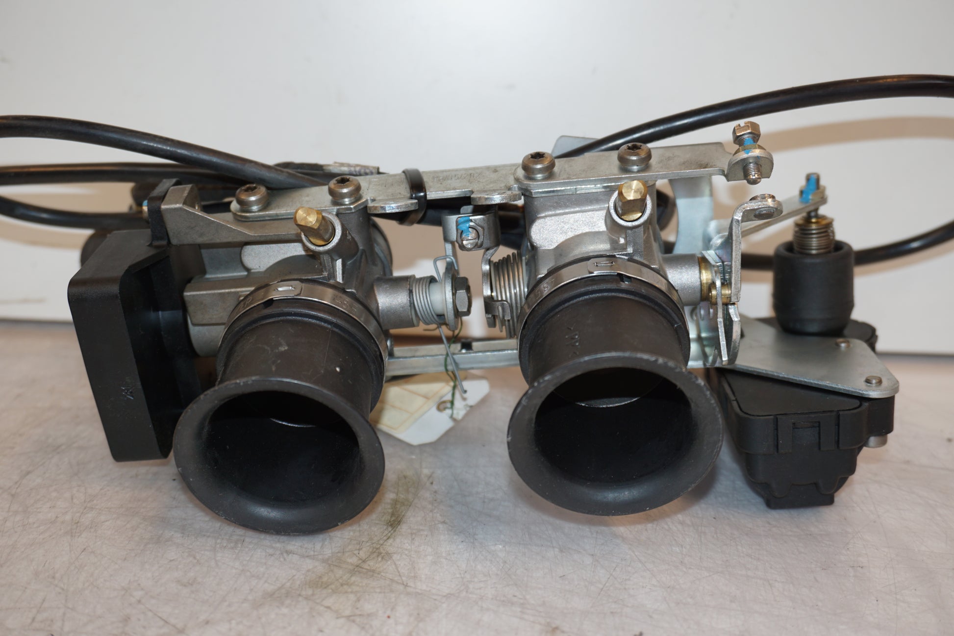 Snett uppifrån på Spjällhus från en BMW R 1200 C -2002 motorcykel.