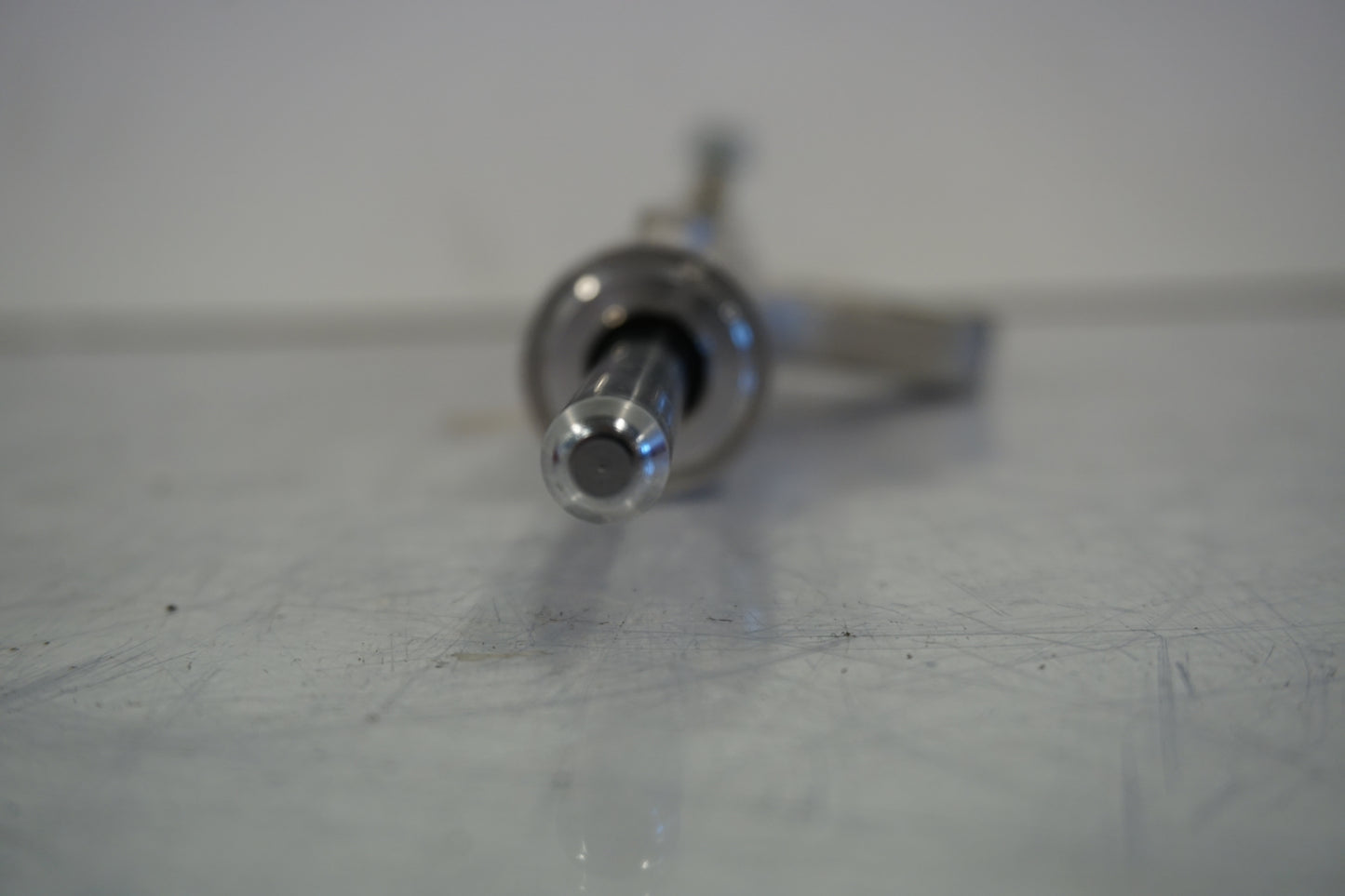 Snett uppifrån på Styrdämpare från en Suzuki GSX-R 1000 -2002 motorcykel.