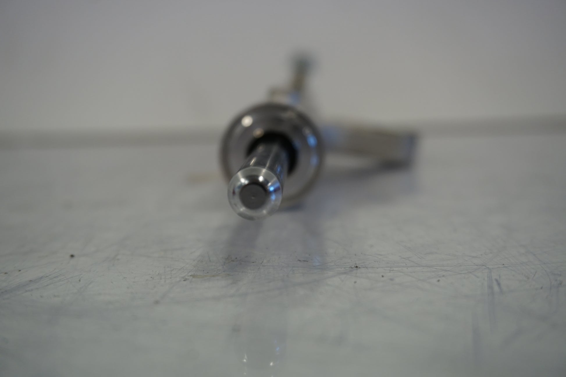 Snett uppifrån på Styrdämpare från en Suzuki GSX-R 1000 -2002 motorcykel.