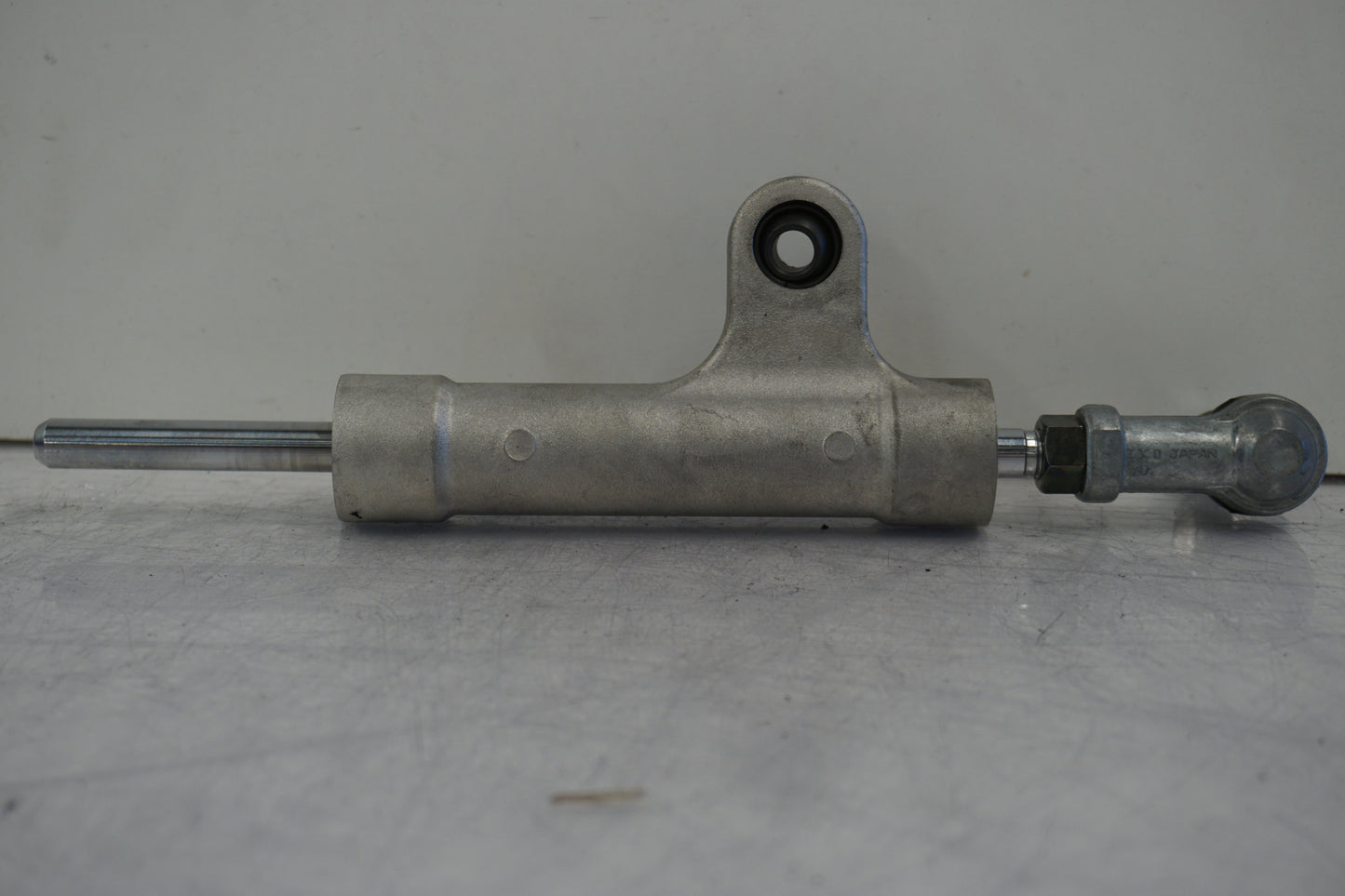 Snett nerifrån på Styrdämpare från en Suzuki GSX-R 1000 -2002 motorcykel.