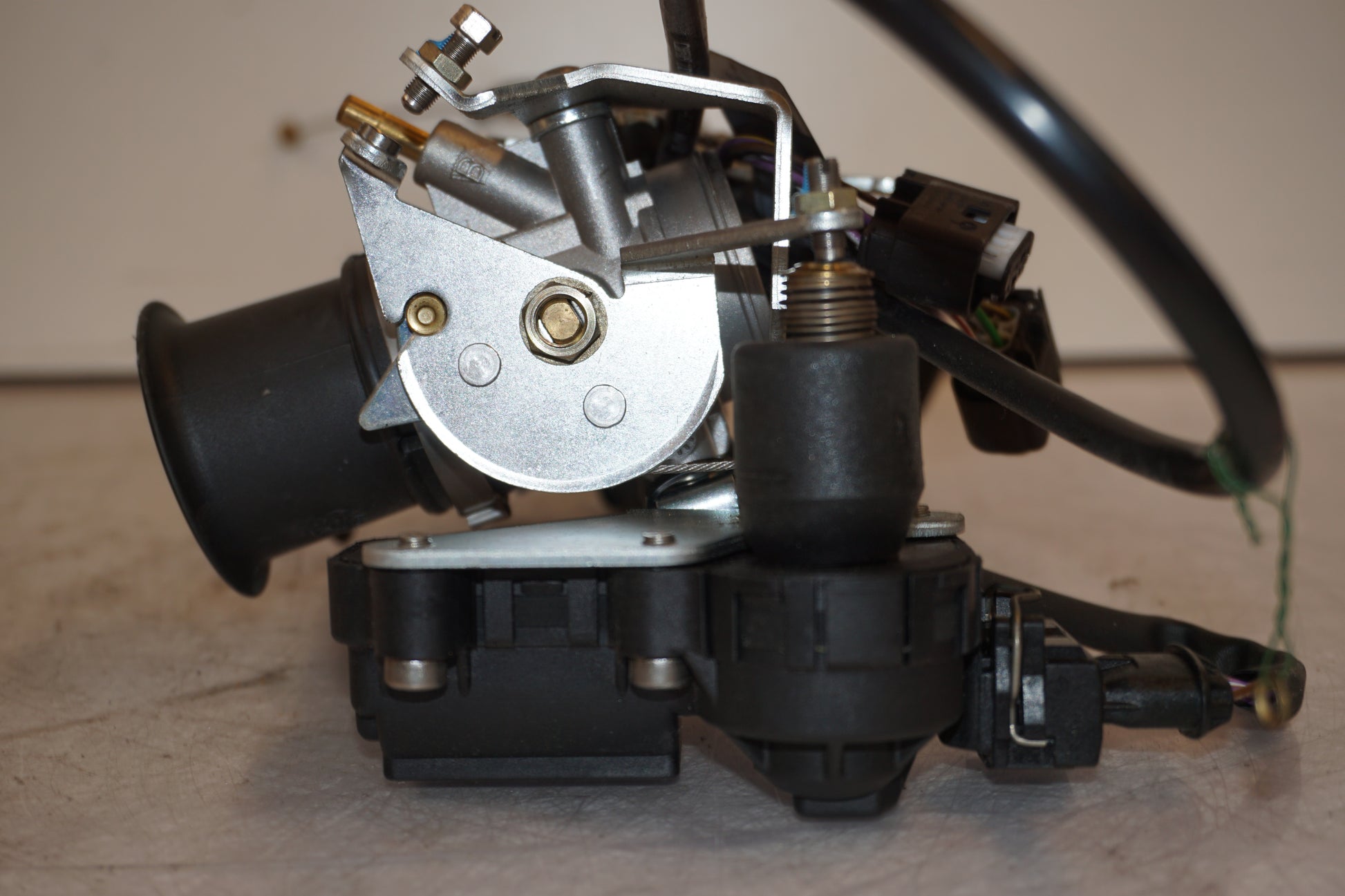 Extrabild3 på Spjällhus från en BMW R 1200 C -2002 motorcykel.