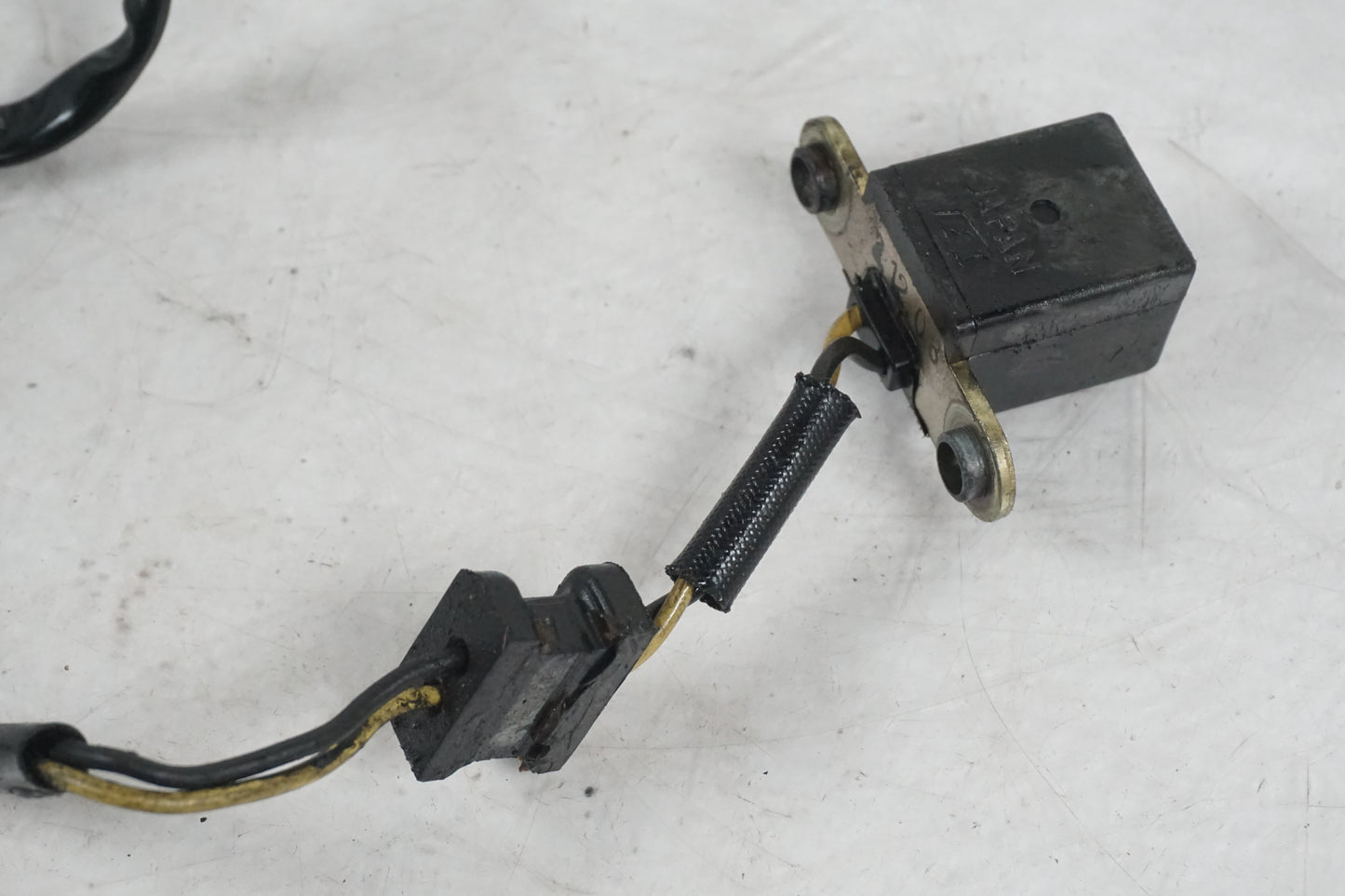 Baksidan på Tändpickup från en Kawasaki ZXR 400 -1993 motorcykel.