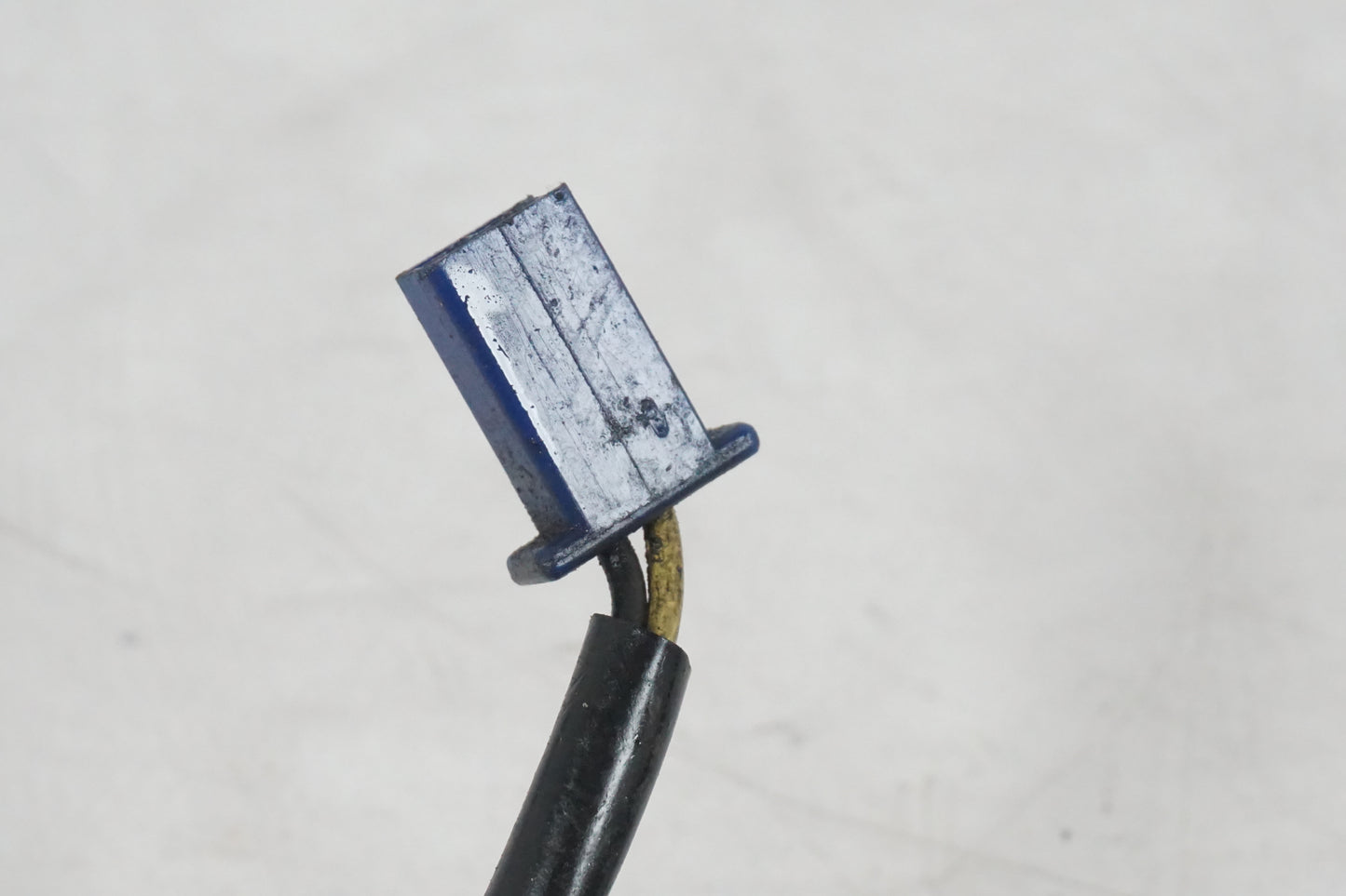 Vänster sida på Tändpickup från en Kawasaki ZXR 400 -1993 motorcykel.