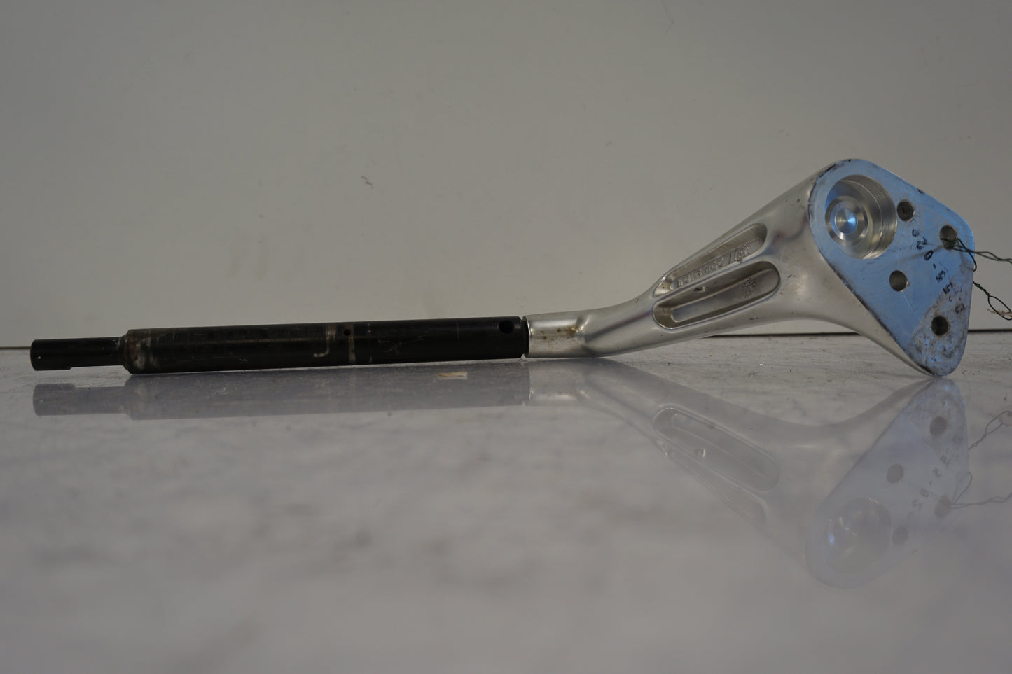 Snett uppifrån på Styre från en BMW R 1150 RT -2003 motorcykel.