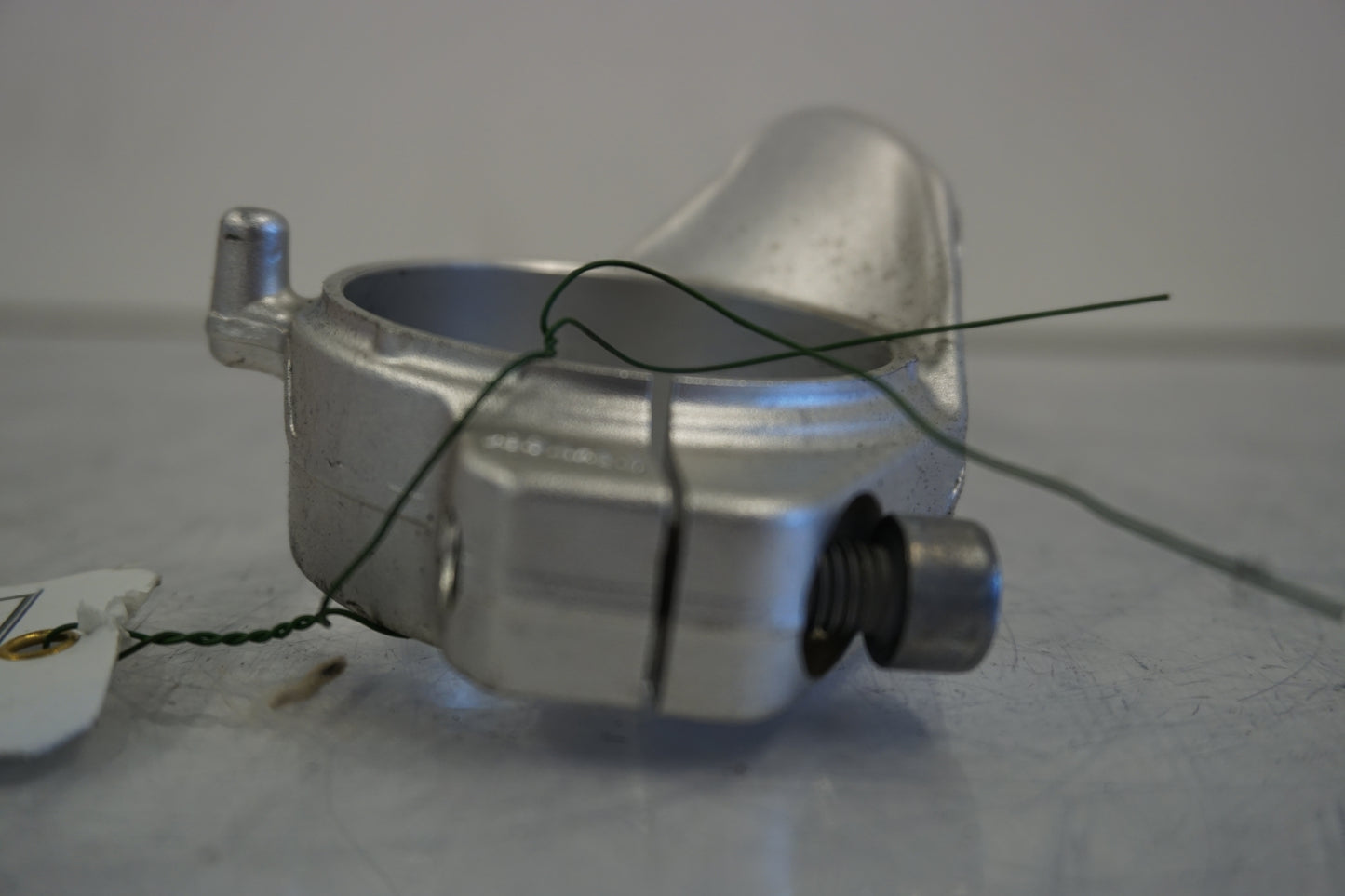 Baksidan på Styre från en BMW S 1000 RR -2010 motorcykel.