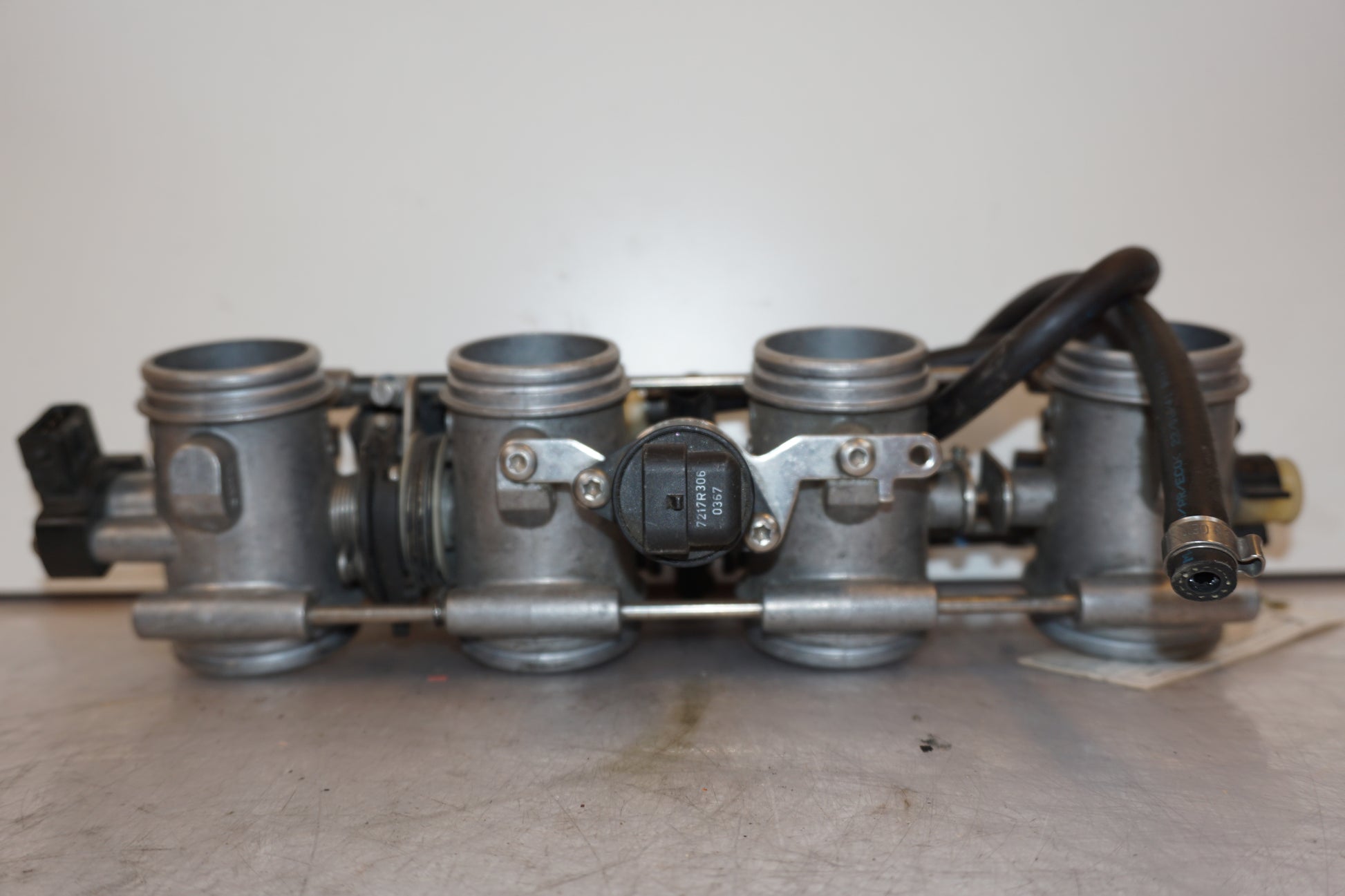 Vänster sida på Spjällhus från en BMW K 1200 R Sport -2007 motorcykel.