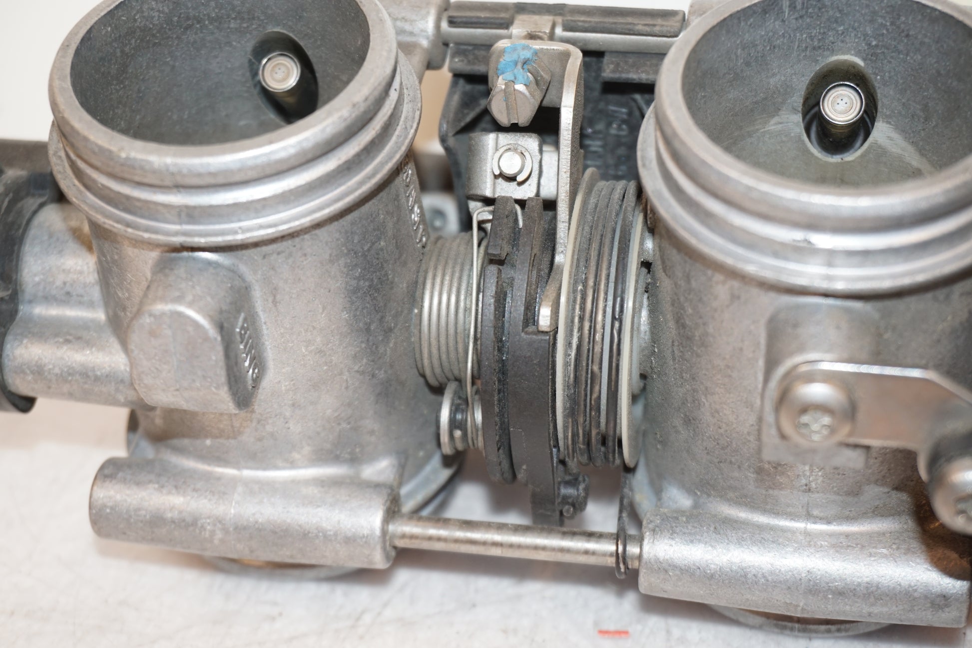 Snett uppifrån på Spjällhus från en BMW K 1200 R Sport -2007 motorcykel.