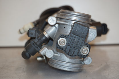 Snett nerifrån på Spjällhus från en BMW K 1200 R Sport -2007 motorcykel.