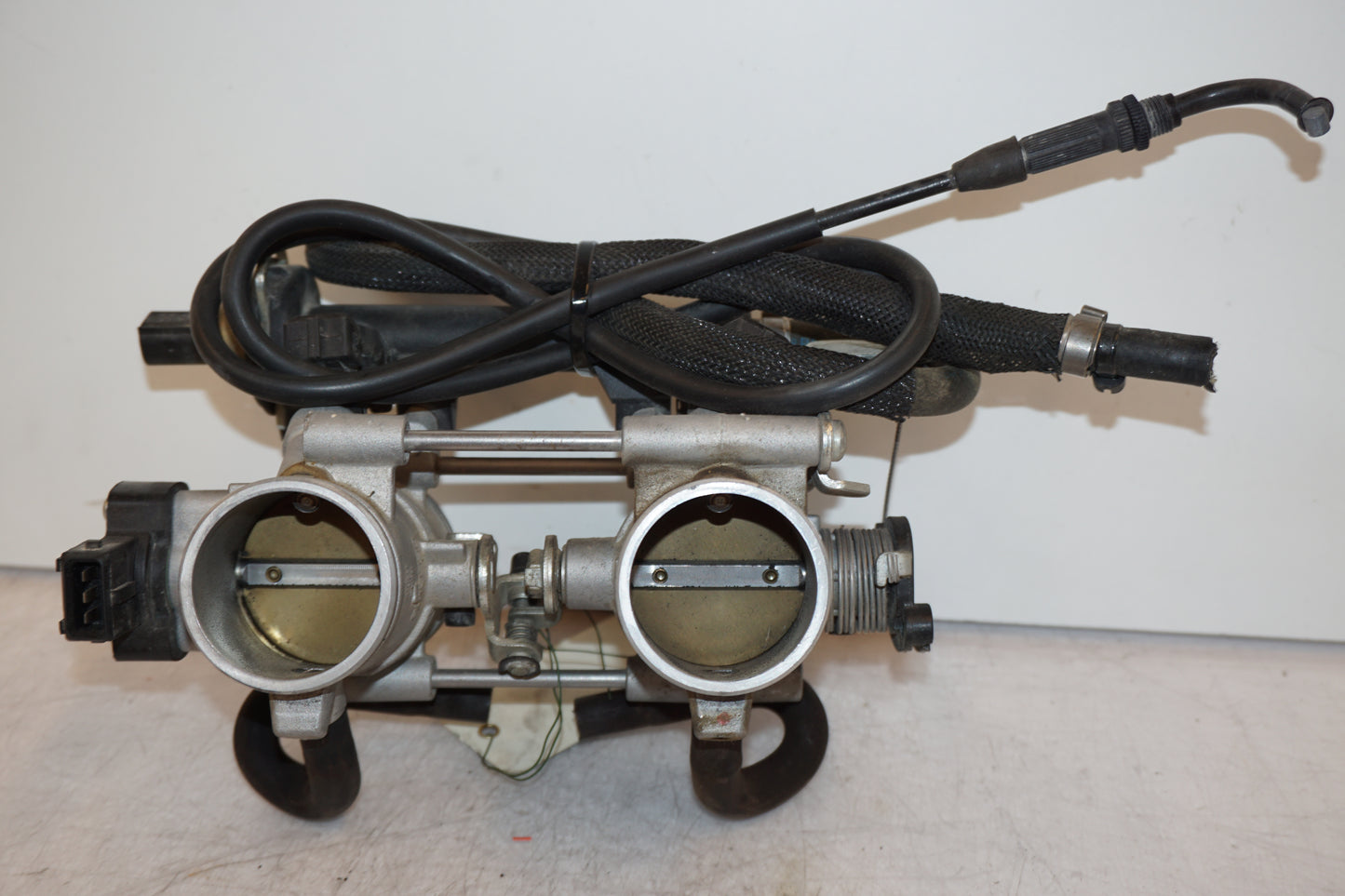 Framsidan på Spjällhus från en BMW F 800 GS -2009 motorcykel.