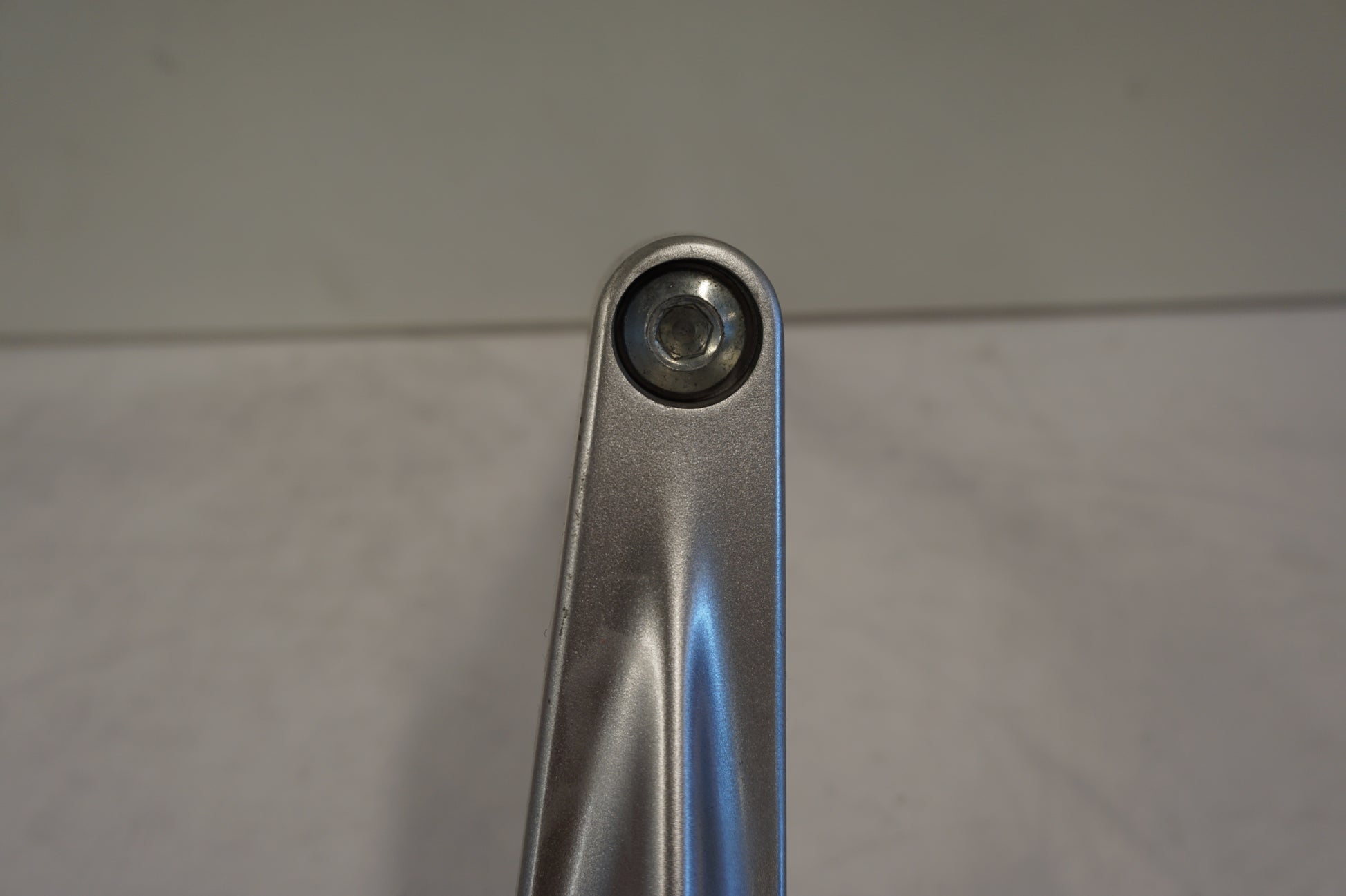 Snett nerifrån på Styre från en Kawasaki GTR 1400 -2008 motorcykel.