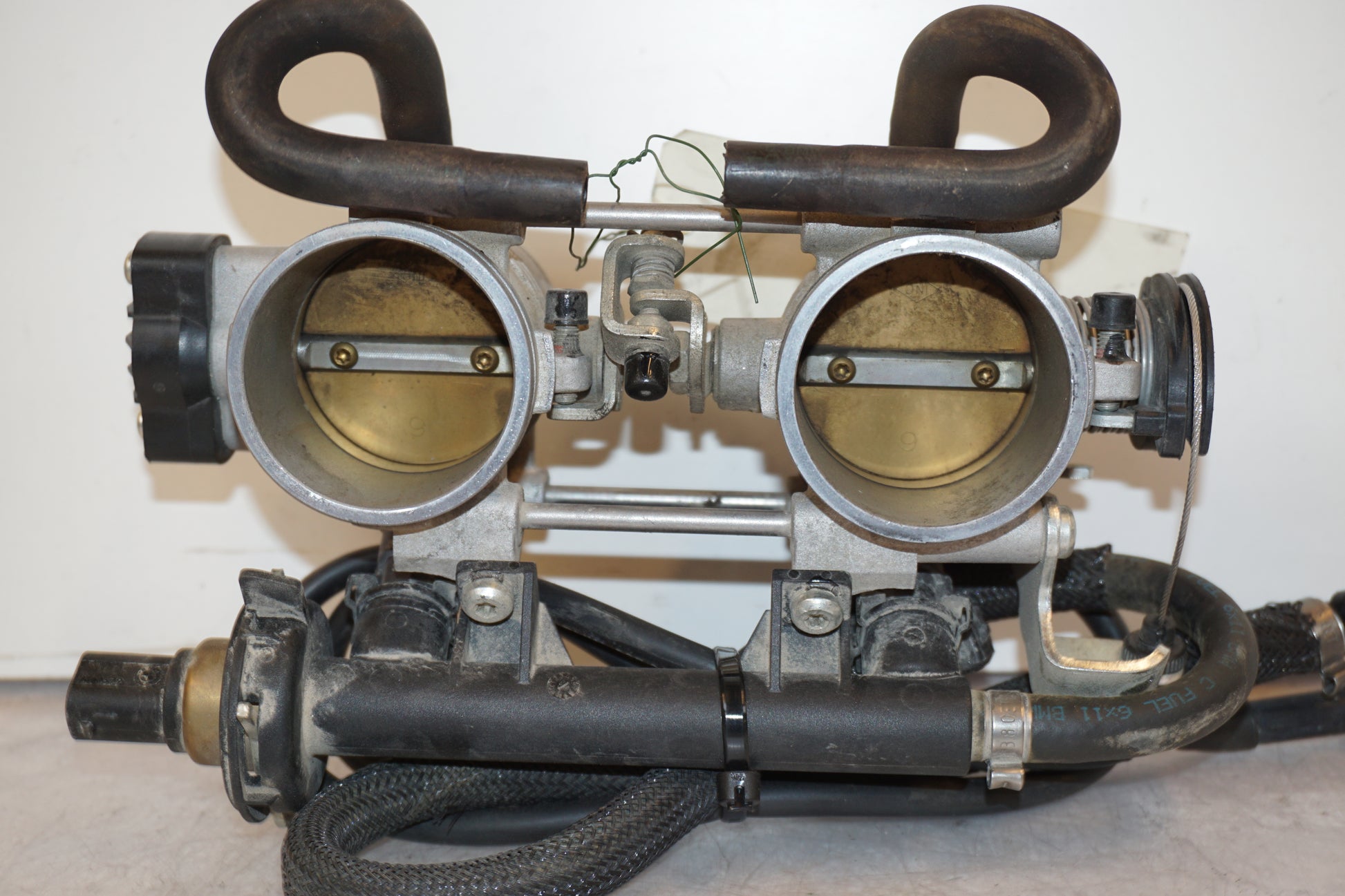 Vänster sida på Spjällhus från en BMW F 800 GS -2009 motorcykel.