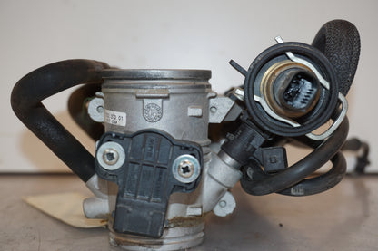 Snett nerifrån på Spjällhus från en BMW F 800 GS -2009 motorcykel.