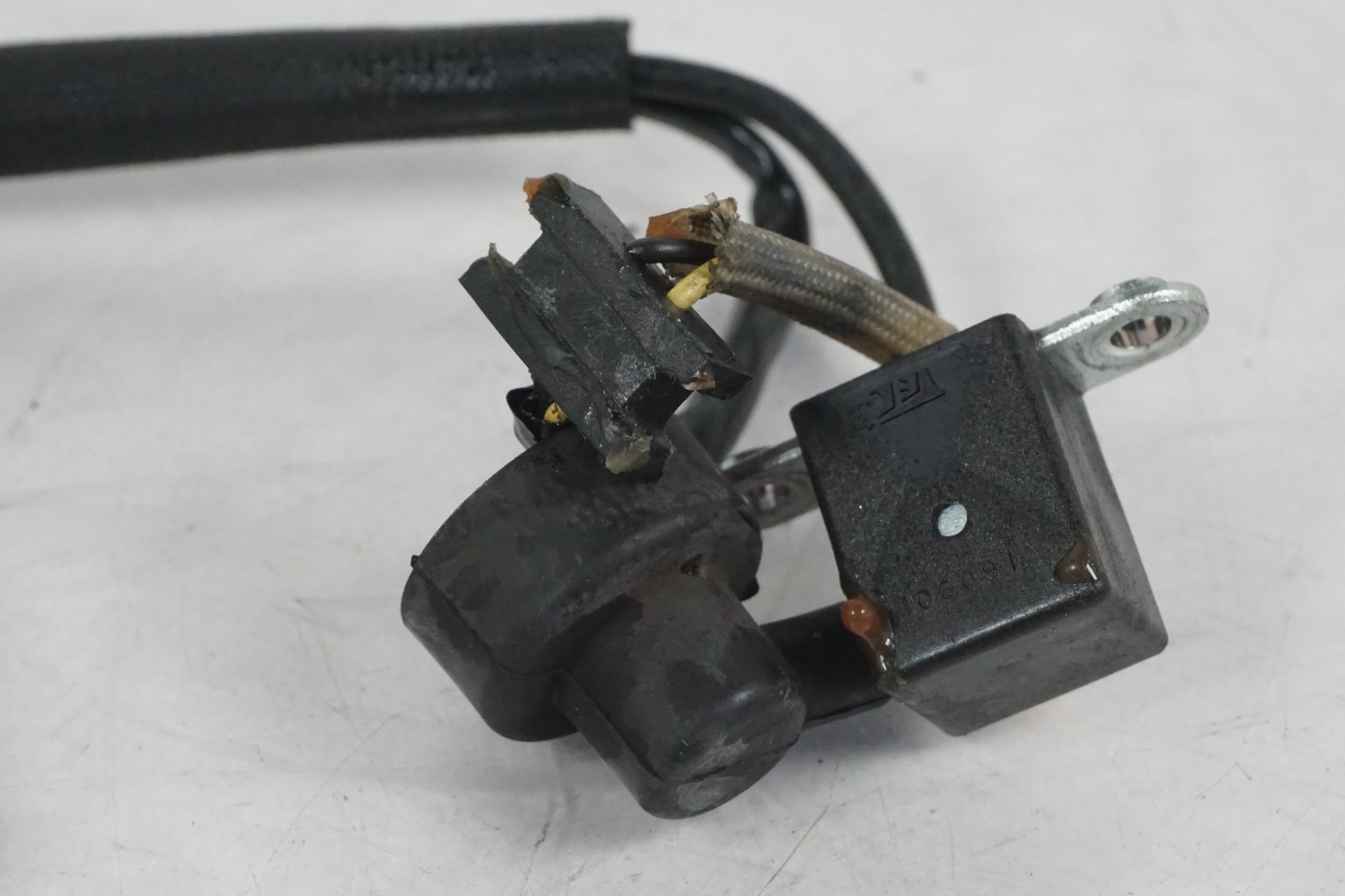 Snett uppifrån på Tändpickup från en Kawasaki Versys 650 -2007 motorcykel.