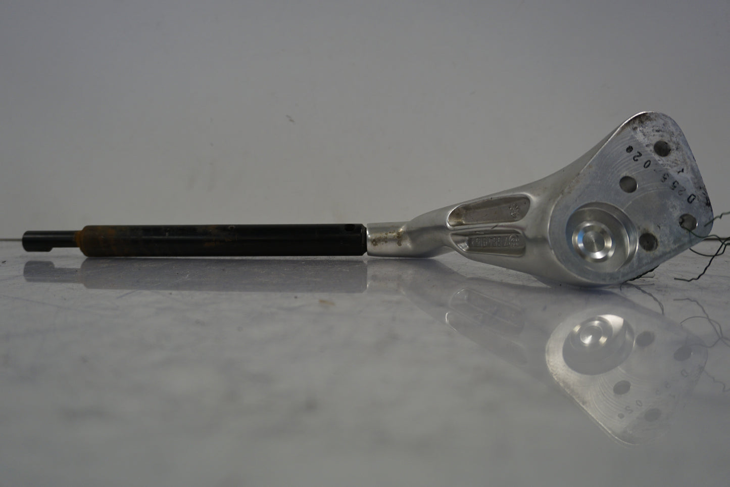 Snett uppifrån på Styre från en BMW R 1150 RT -2003 motorcykel.