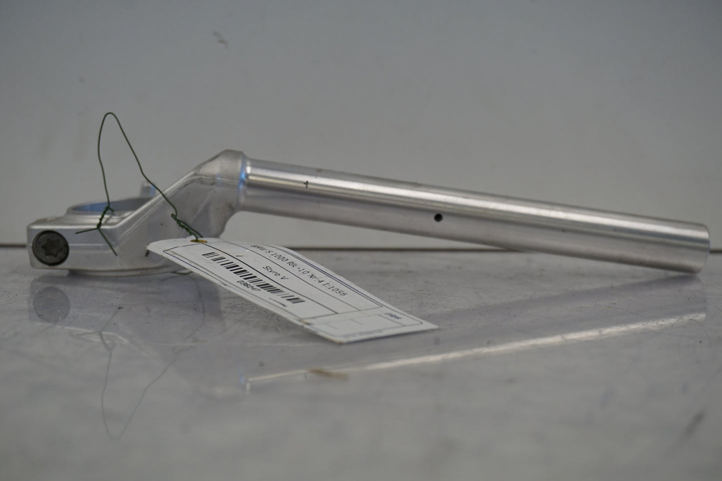 Framsidan på Styre från en BMW S 1000 RR -2010 motorcykel.