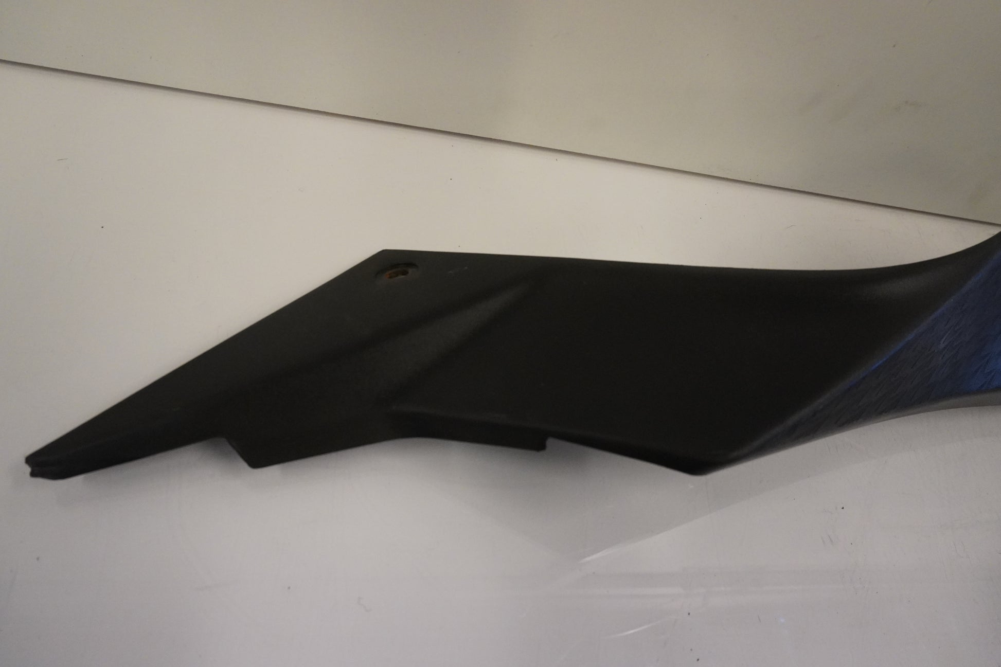 Baksidan på Bensintankskåpa från en Kawasaki Ninja 300 -2013 motorcykel.