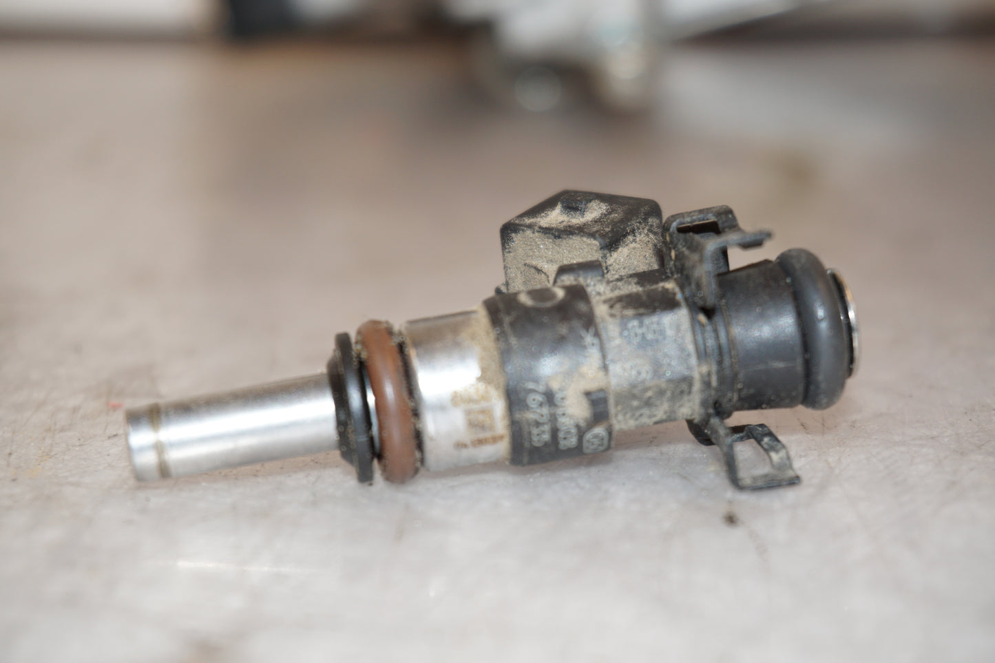 Snett nerifrån på Spjällhus från en BMW F 800 GS -2011 motorcykel.