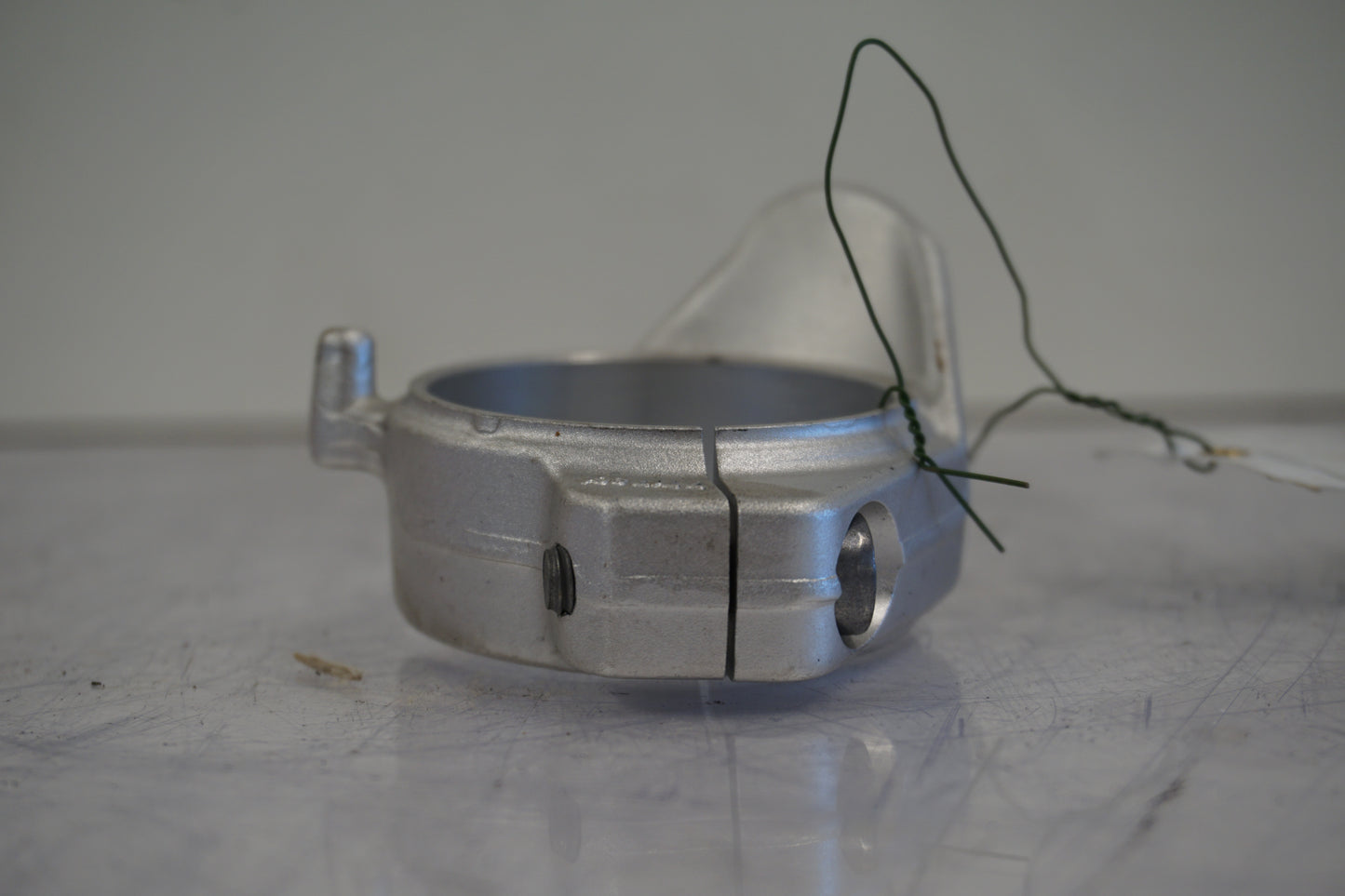 Vänster sida på Styre från en BMW S 1000 RR -2010 motorcykel.