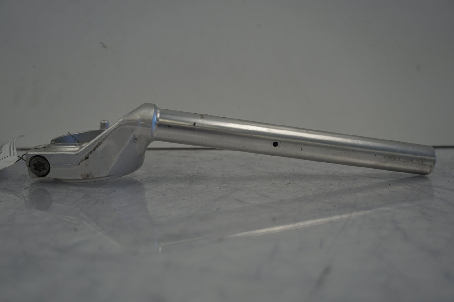 Vänster sida på Styre från en BMW S 1000 RR -2011 motorcykel.