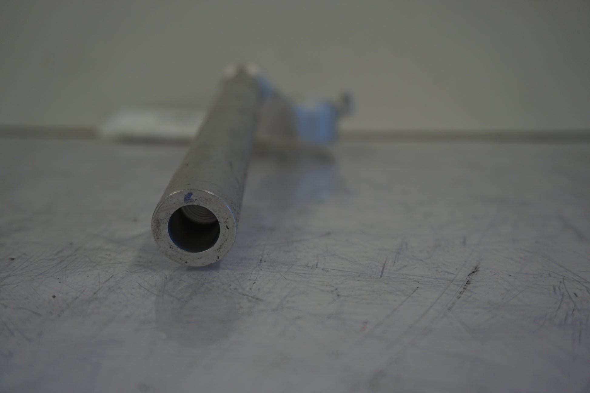 Snett uppifrån på Styre från en BMW S 1000 RR -2011 motorcykel.