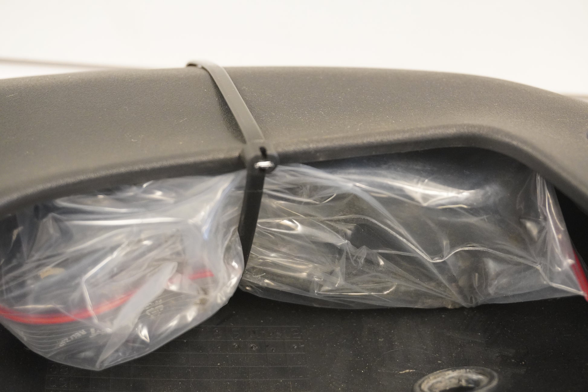 Snett uppifrån på Magkåpa från en Kawasaki Versys 650 -2007 motorcykel.