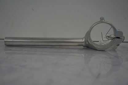 Snett nerifrån på Styre från en BMW S 1000 RR -2011 motorcykel.