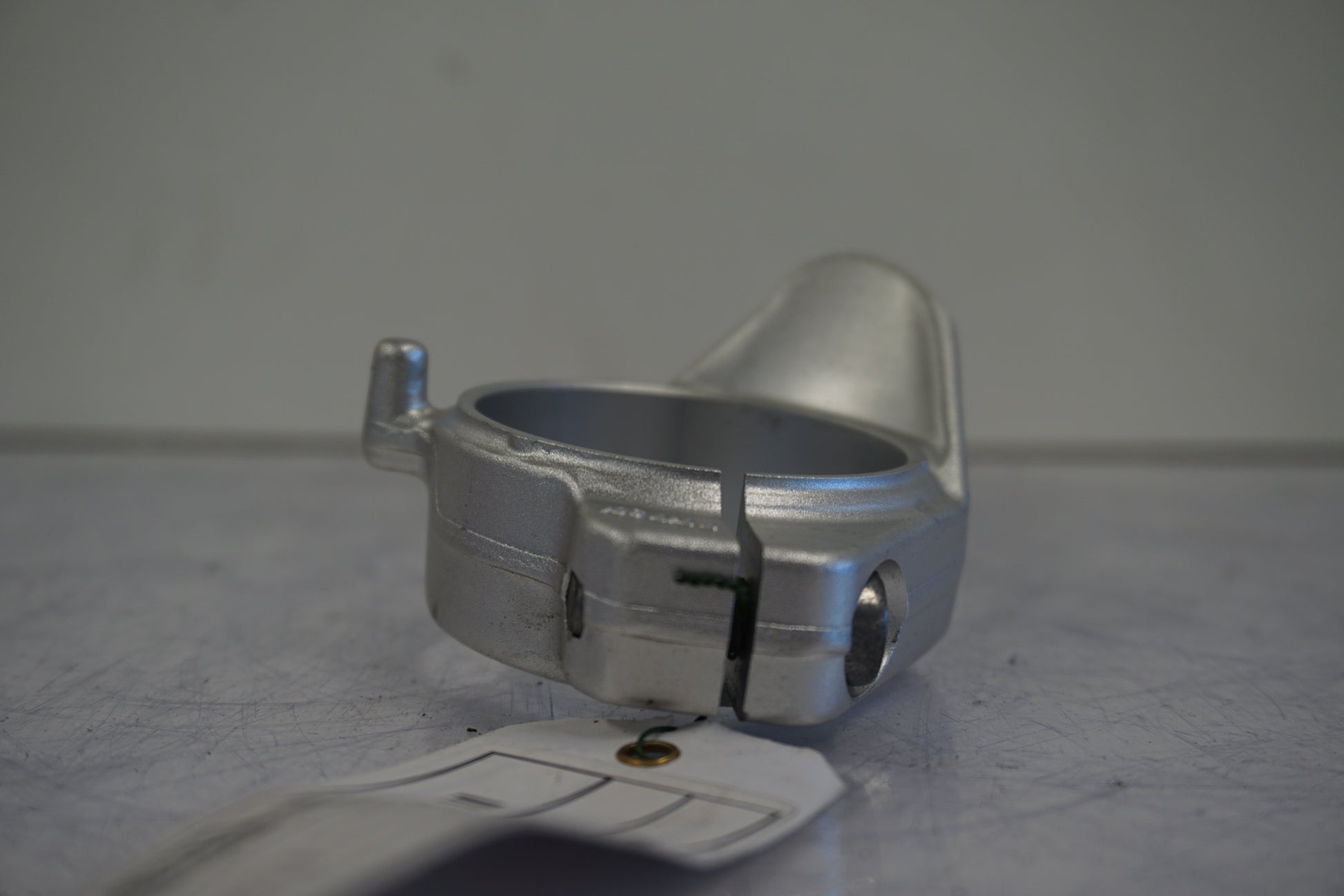 Höger sida på Styre från en BMW S 1000 RR -2010 motorcykel.