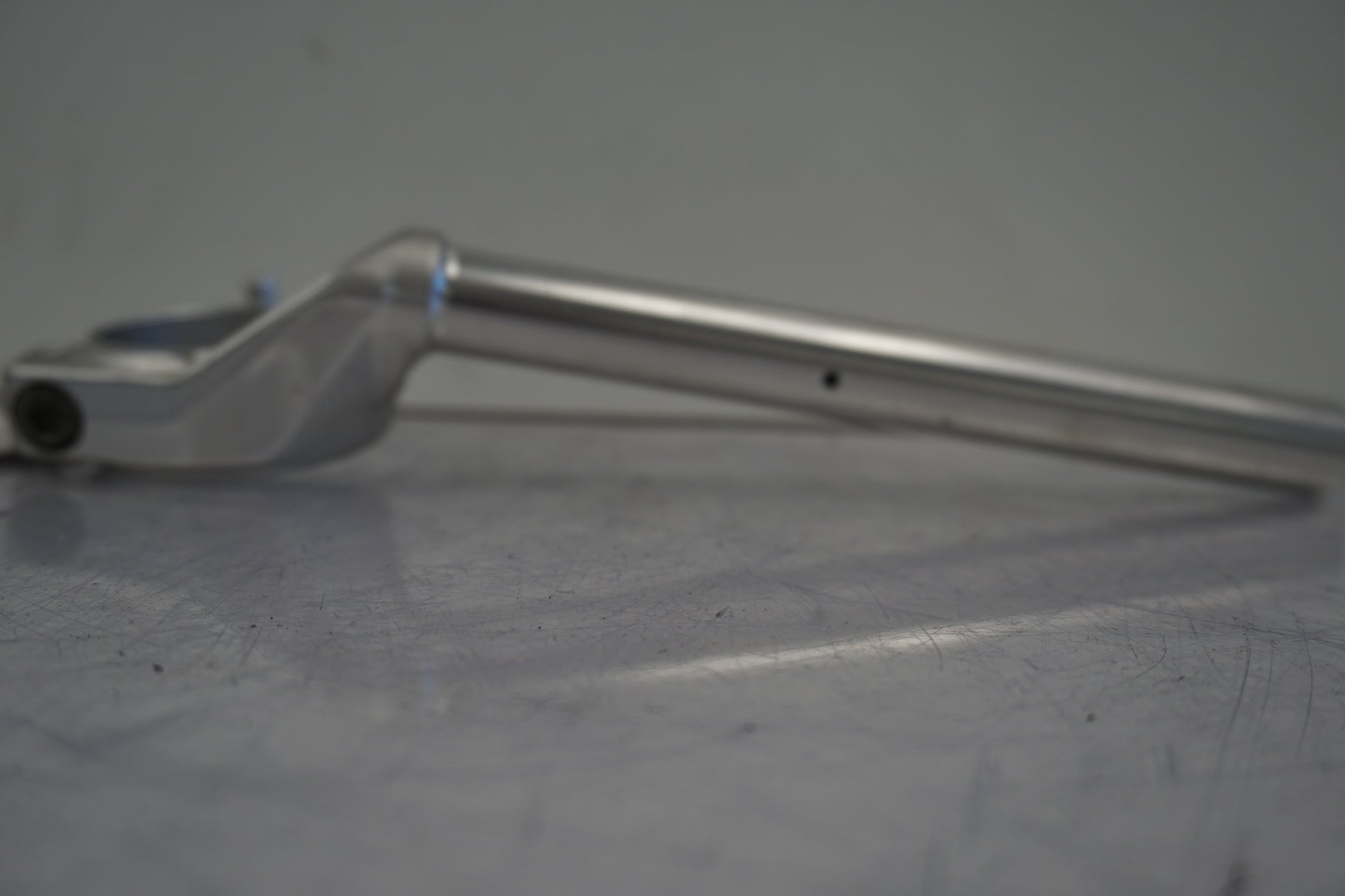 Vänster sida på Styre från en BMW S 1000 RR -2010 motorcykel.