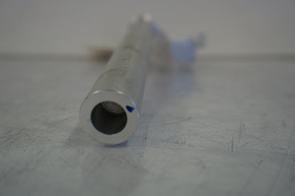 Snett uppifrån på Styre från en BMW S 1000 RR -2010 motorcykel.