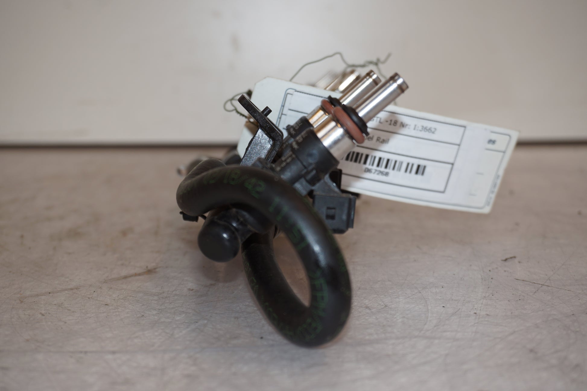 Vänster sida på Fuel Rail från en BMW K 1600 -2018 motorcykel.