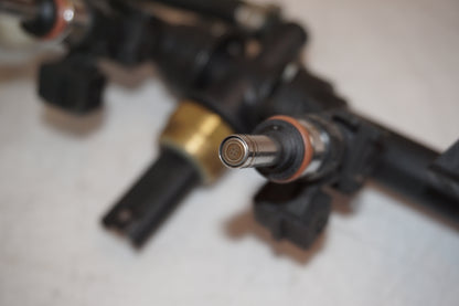 Snett nerifrån på Fuel Rail från en BMW K 1600 -2018 motorcykel.