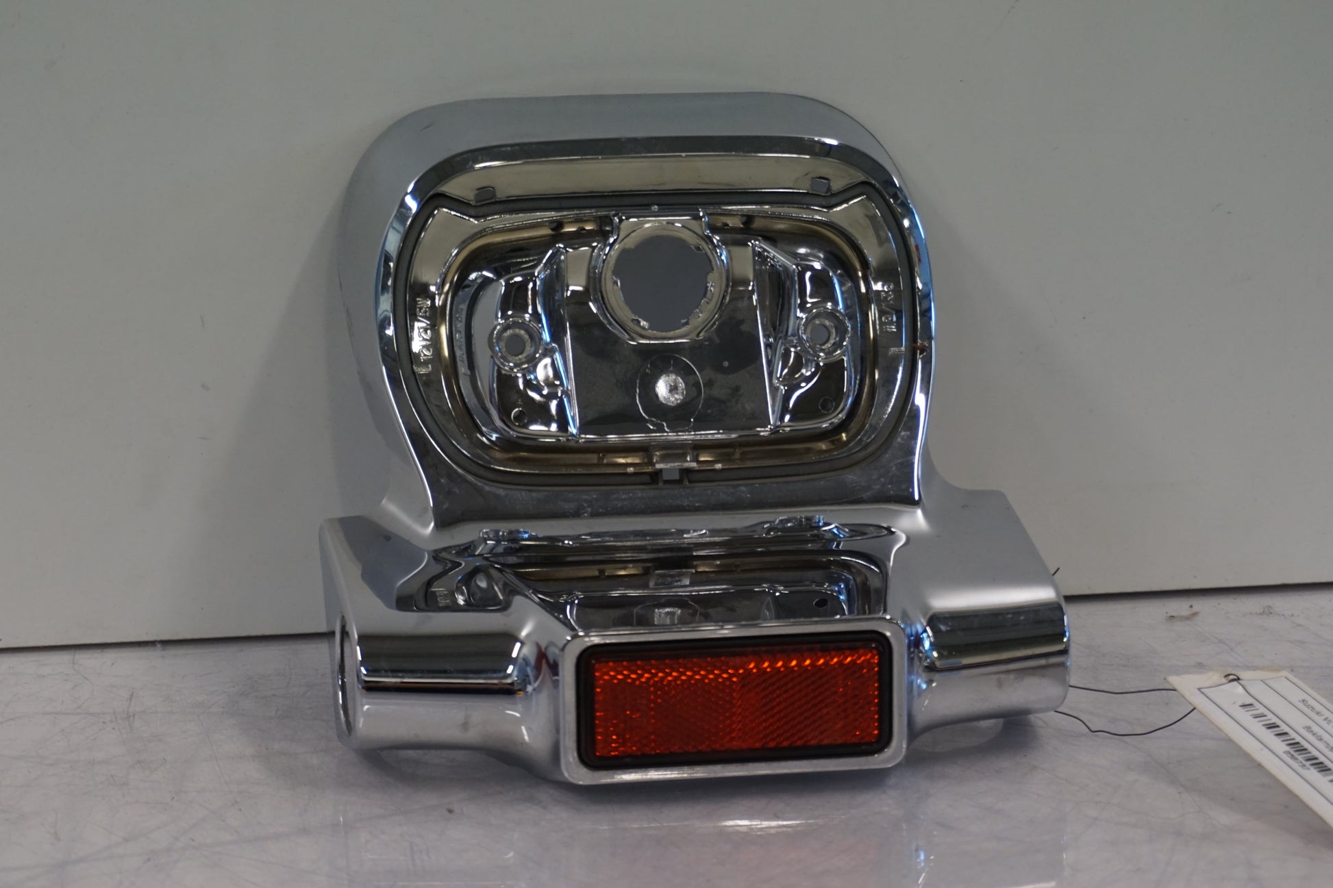 Framsidan på Baklampplast från en Suzuki VL 800 -2003 motorcykel.