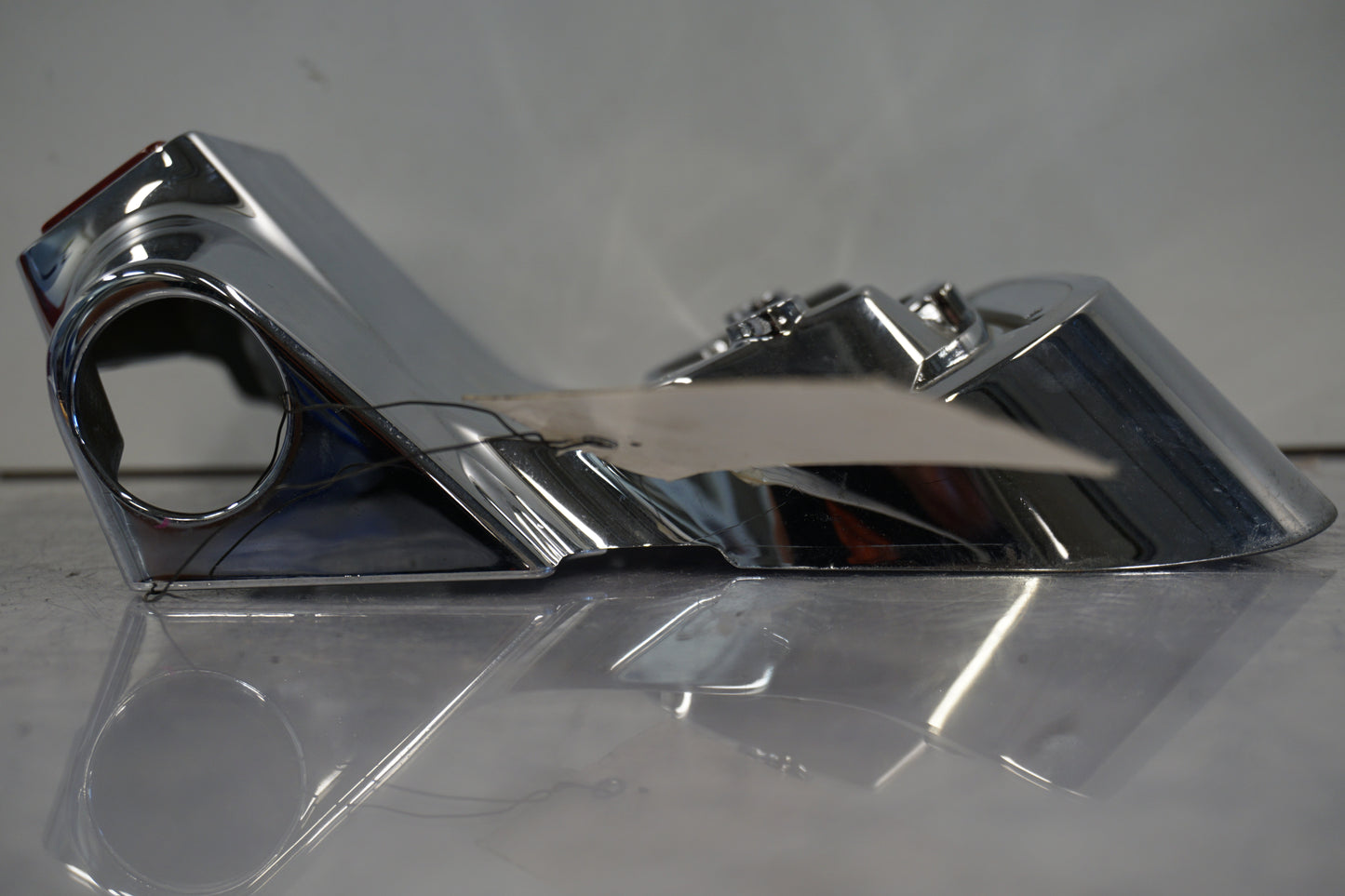 Baksidan på Baklampplast från en Suzuki VL 800 -2003 motorcykel.