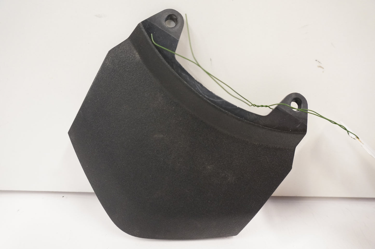 Framsidan på <p>Bakvinge center från Kawasaki Versys 650 ABS 2007.</p>

<p>Mitten.</p> motorcykel.