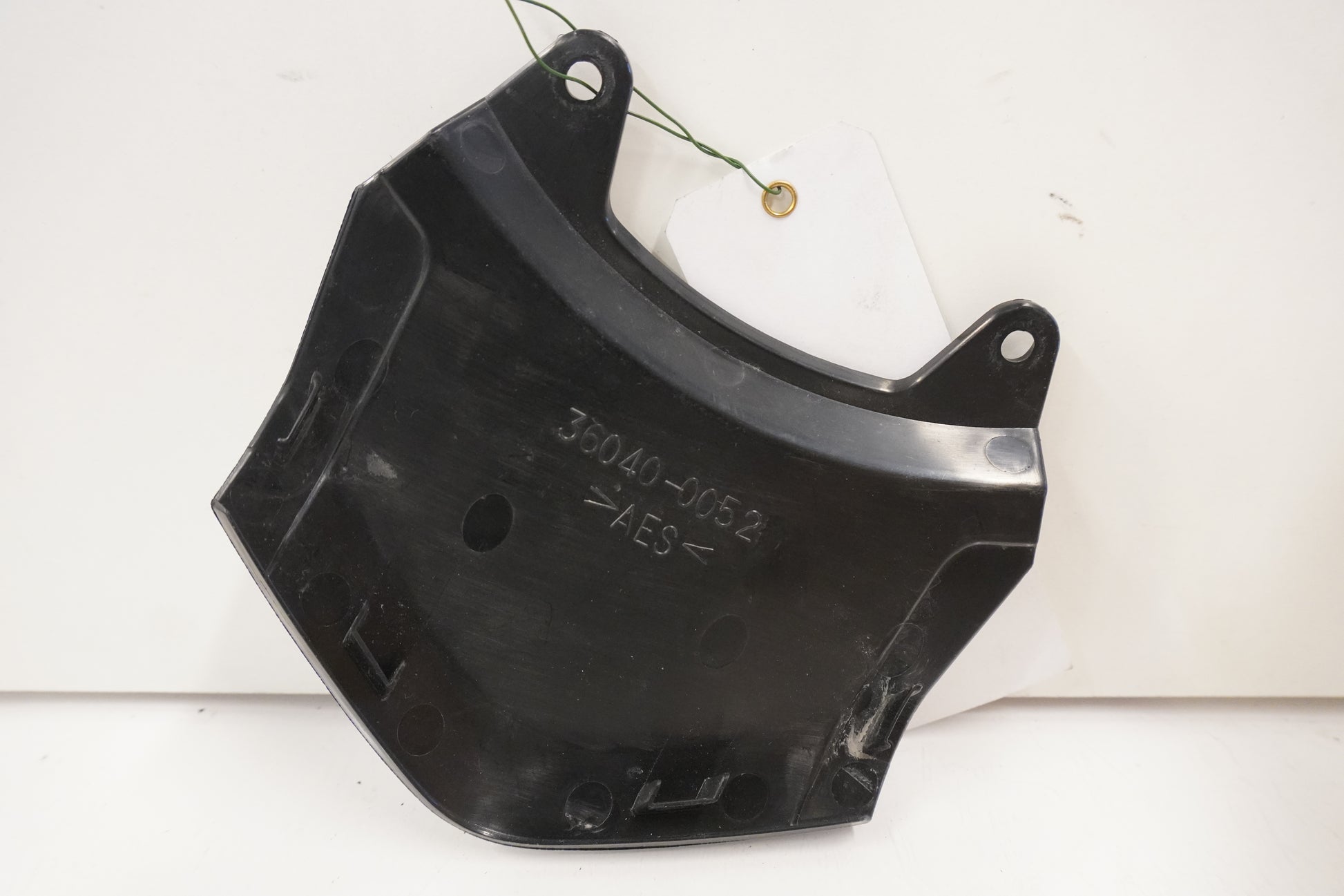 Baksidan på <p>Bakvinge center från Kawasaki Versys 650 ABS 2007.</p>

<p>Mitten.</p> motorcykel.