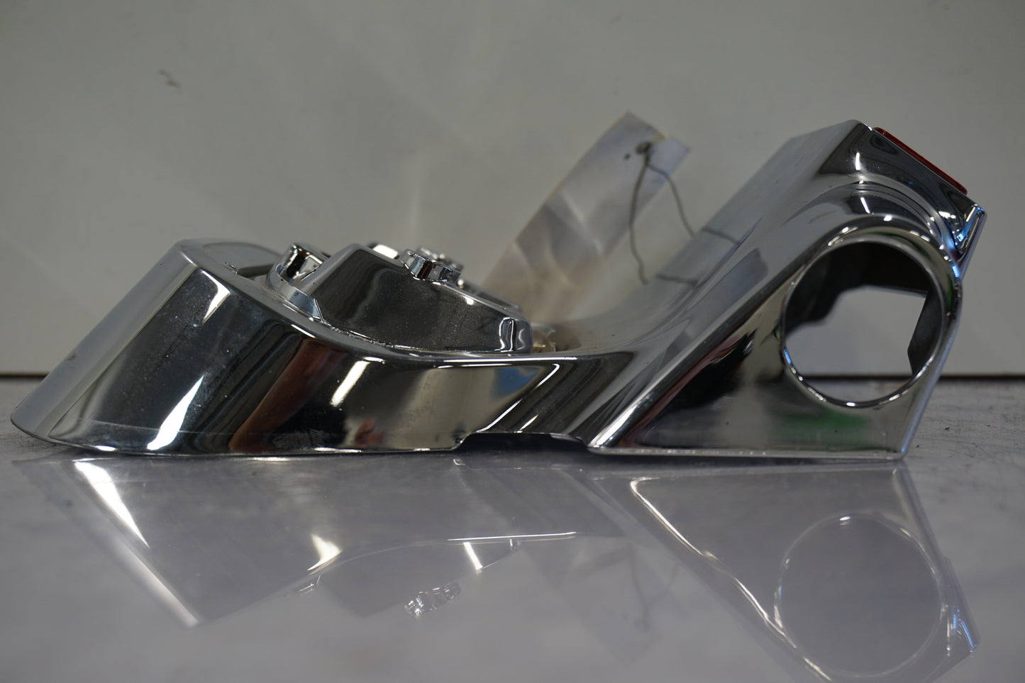 Vänster sida på Baklampplast från en Suzuki VL 800 -2003 motorcykel.