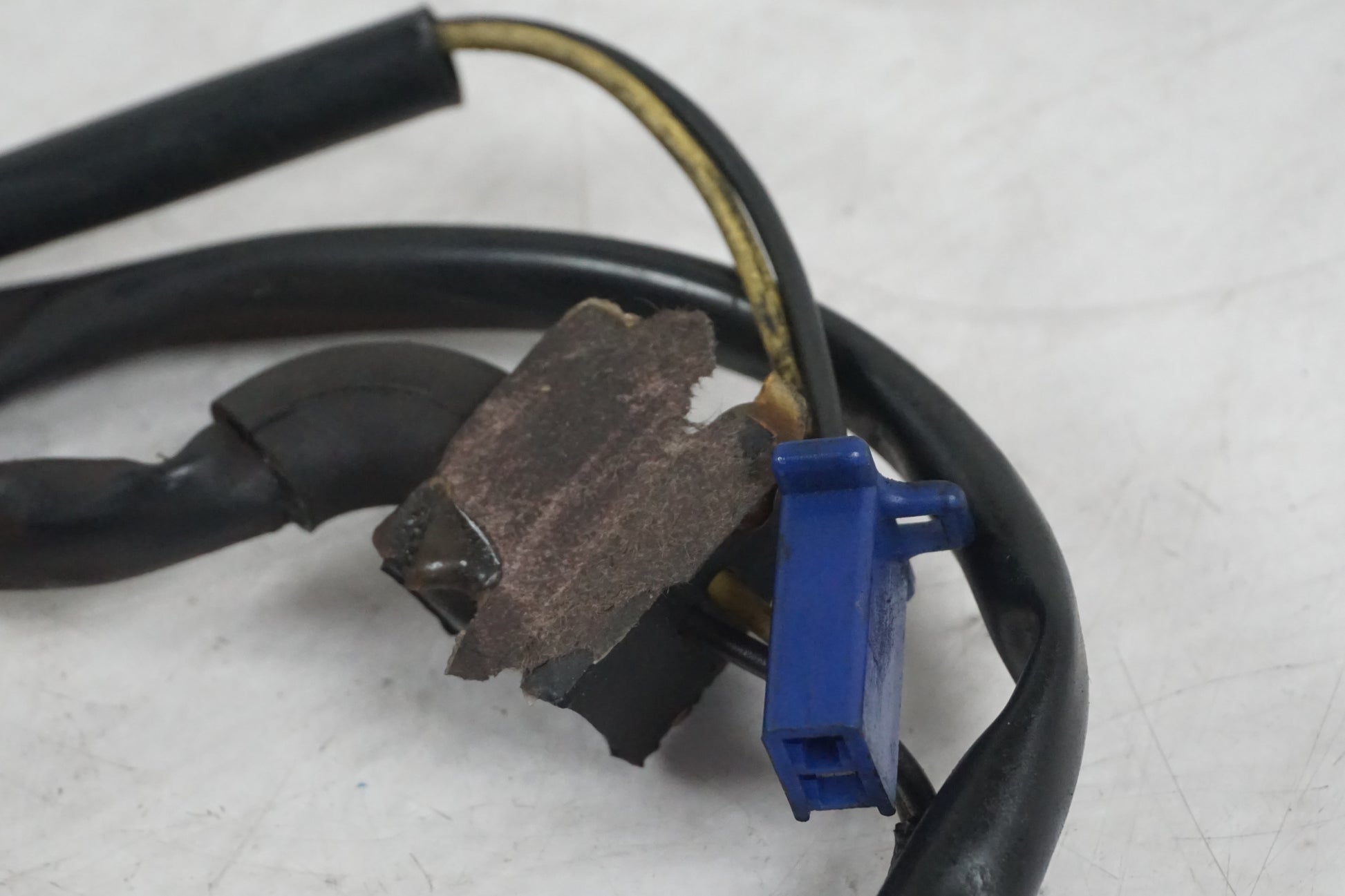 Baksidan på Tändpickup från en Kawasaki VN 800 -1998 motorcykel.