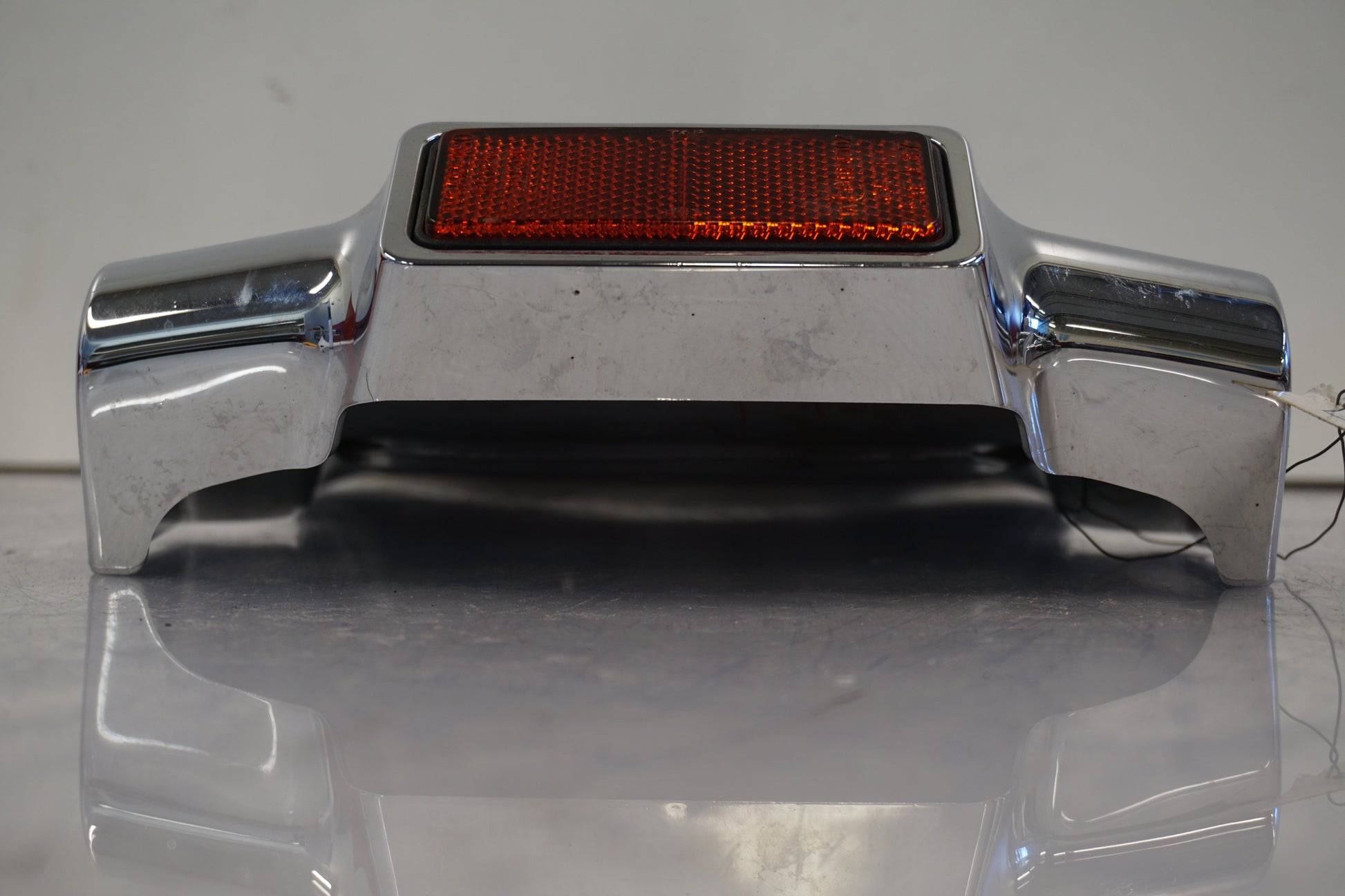 Snett uppifrån på Baklampplast från en Suzuki VL 800 -2003 motorcykel.