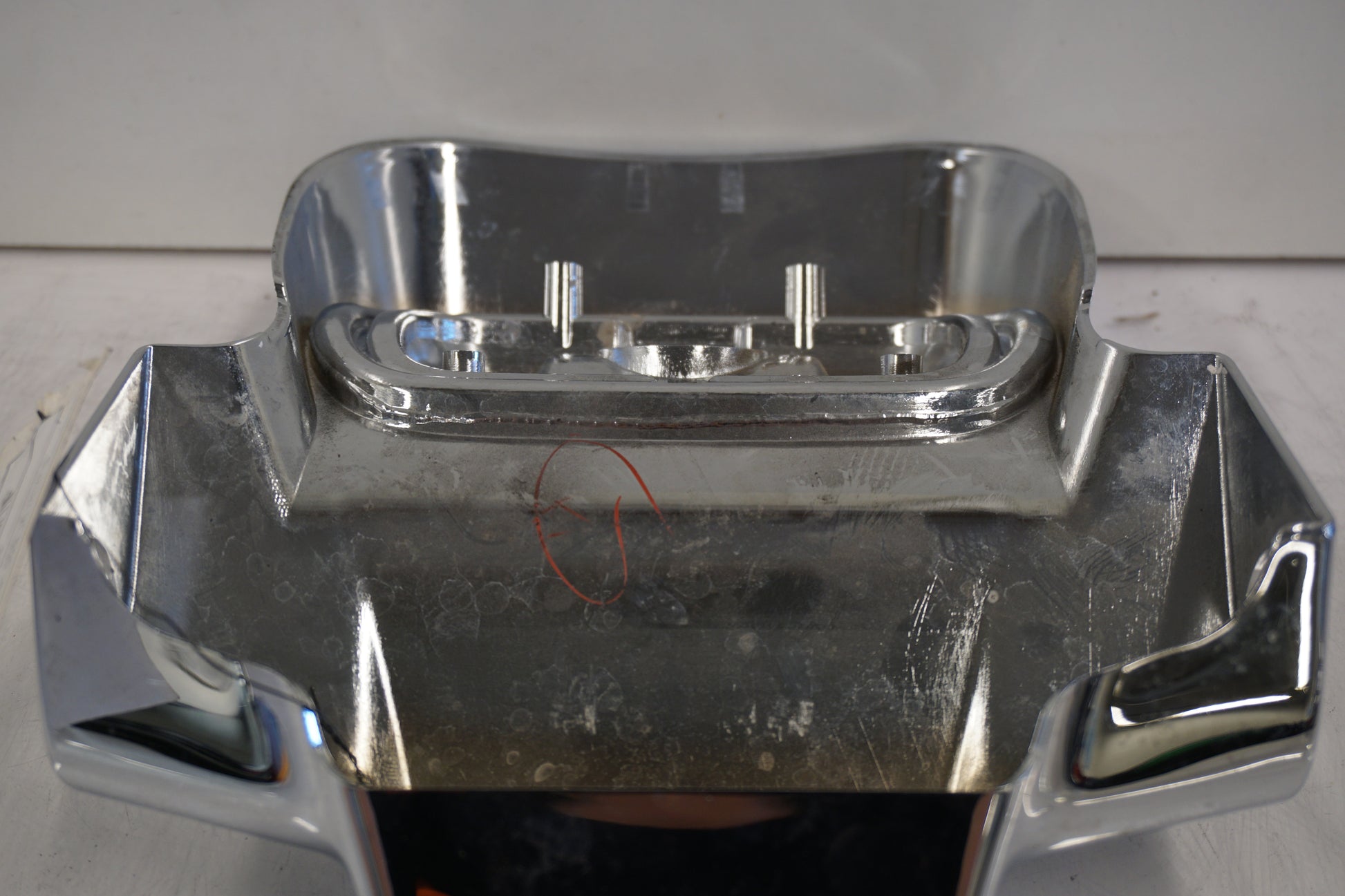 Snett nerifrån på Baklampplast från en Suzuki VL 800 -2003 motorcykel.